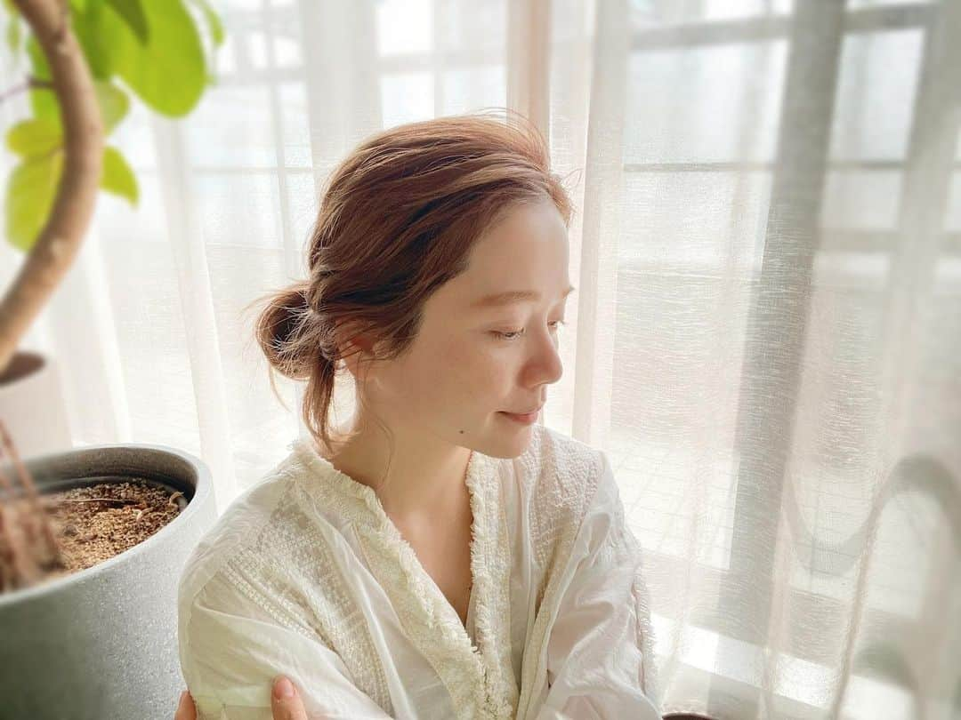 高山直子さんのインスタグラム写真 - (高山直子Instagram)「3月リニューアル発売したばかりのスキンケアをご紹介させてください✨ 豆腐屋さんが厳選した豆乳を原料とした女性に嬉しいシリーズ @tofu_moritaya ホルモンバランスが乱れている時は何を使ってもピリピリ！なんてことも多いですが、月に一度のゆらぎ肌への悩みにフォーカスし、大豆イソフラボン配合で作られていて使い心地もとても優しいのです。 テクスチャーは自然なのにしっかり保湿され肌が柔らかくなる感覚もわたしはとても好み。 お豆腐屋さんという食品メーカー発ブランドだけあって、原料にもしっかりこだわられているのも嬉しい。 リニューアル新発売ということで、トライアルサイズが発売中です！ ストーリー貼っておきますね✨  #豆腐の盛田屋#自然生活#豆乳#イソフラボン #女性ホルモン#スキンケア#豆乳スキンケア #PR」3月21日 21時13分 - nao_70koro