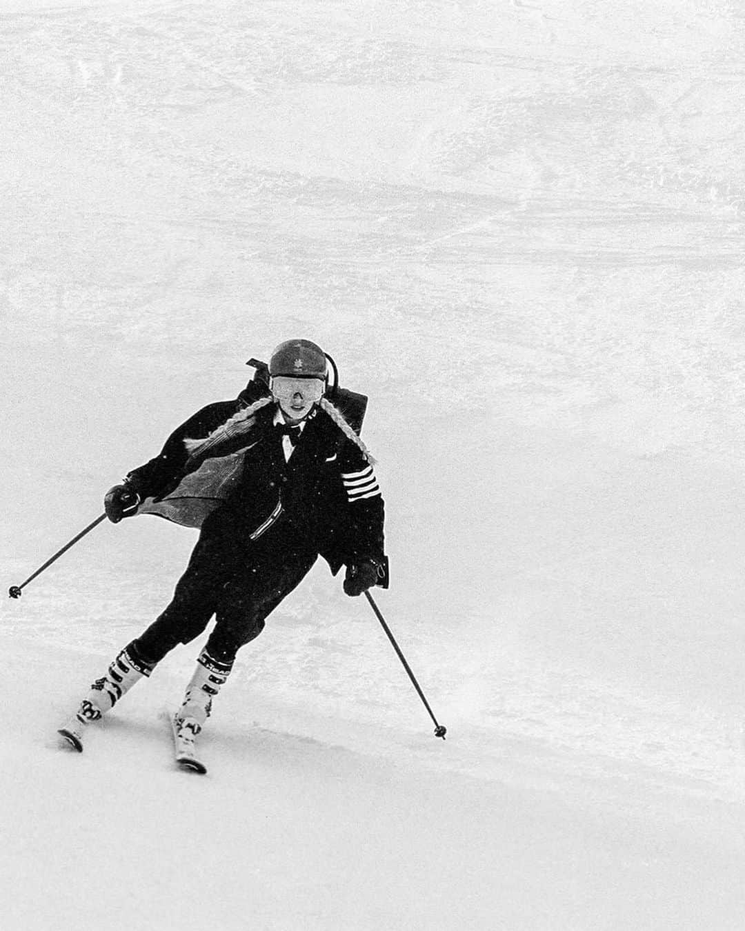 Roseのインスタグラム：「Thom Browne Fall 2021 Women’s & Men’s Collection⛷❄️﻿ ﻿ 今回のコレクションはいかにもトム ブラウンらしい、ダイナミックかつエレガントなスタイルでした。﻿ ショートフィルムもかっこいいので是非ご覧になってみてはいかがでしょうか🕴🏻 ﻿ ﻿ #thombrownefw21﻿ #thombrownjapan﻿ #thombrowne ﻿ #トムブラウン」