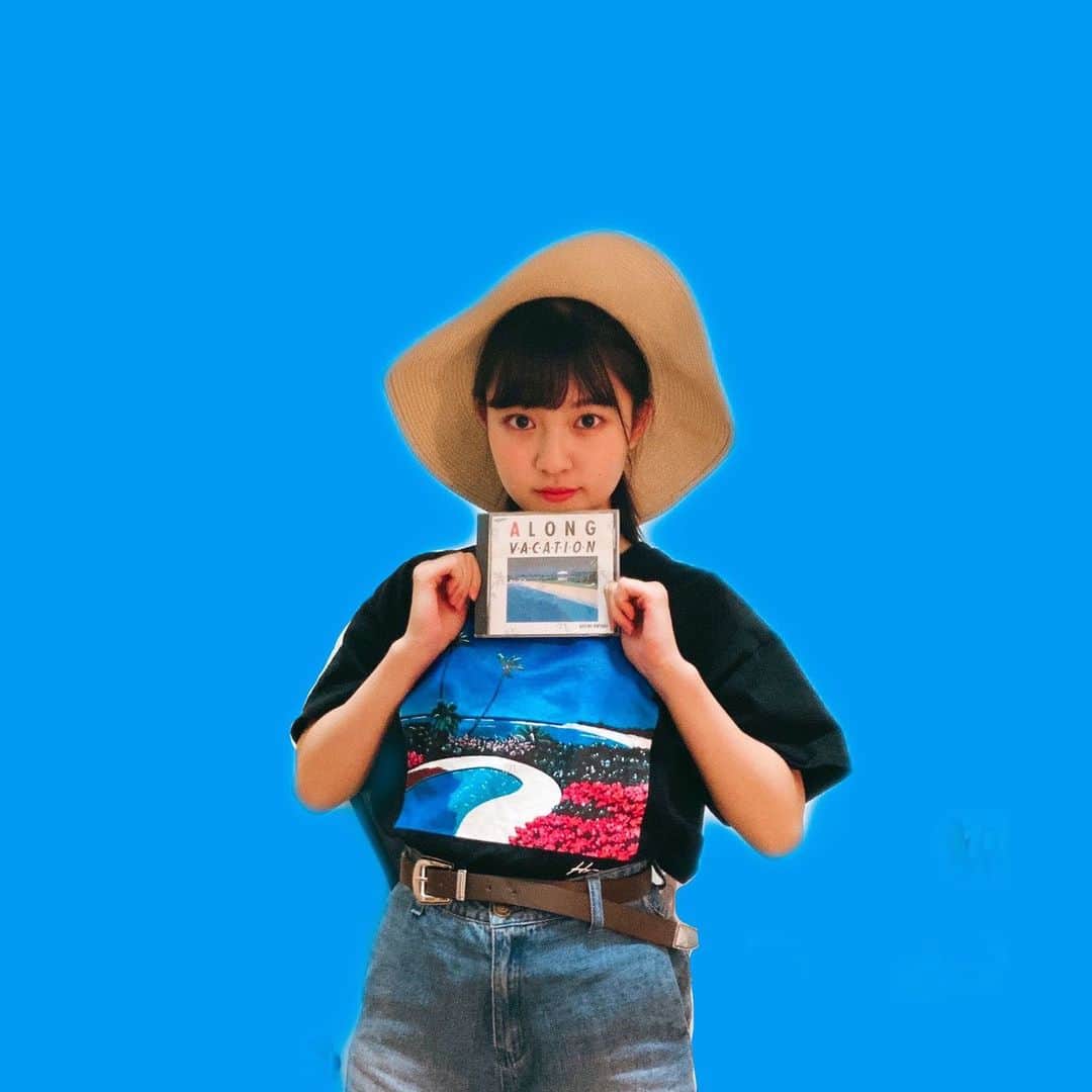 のインスタグラム：「やっほ〜︎︎︎︎︎🌞🌴 島倉りかです！  今日は大瀧詠一さん｢A LONG VACATION｣40周年✨ 大瀧詠一さんの楽曲に出会ってから、毎日に色が点いたようです🌊  ウェブ連載｢りかワニ紅白歌合戦｣第8回目では｢#恋するカレン ｣について話しています！見てね✨  https://wanibooks-newscrunch.com/articles/-/1677  #大瀧詠一 さん#大滝詠一 さん #ALONGVACATION #永井博 さん #毎日ロングバケーション  #BEYOOOOONDS#島倉りか」