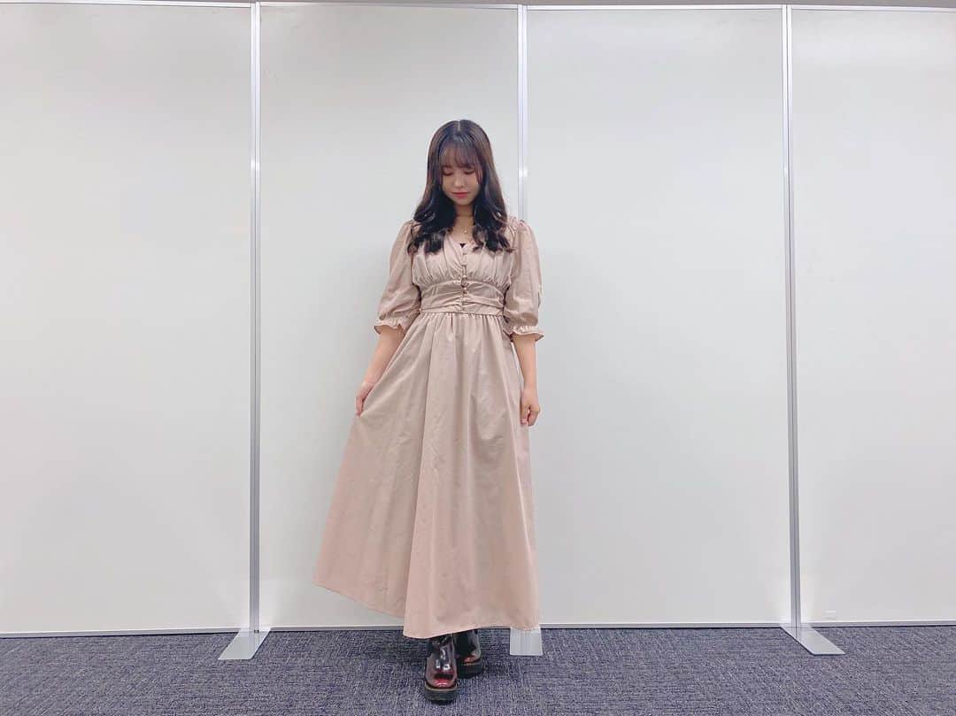 本郷柚巴のインスタグラム：「久しぶりにこの服着てみた☺︎  また皆さんと早くお話したいです😢  次のお話会まで 結構空くかもしれないけど またお話しできるの楽しみにしてます💓  #オンラインお話し会 #ロングワンピース  #グレイル #drmartin」