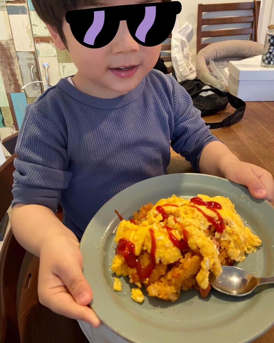 安田美沙子さんのインスタグラム写真 - (安田美沙子Instagram)「今日は、短い時間でしたが京都で撮影。刺激がいっぱいで楽しかった。地元での撮影は、なんだか不思議な気持ちになります✨ 雨だったけど。。。 お留守番してくれている息子たち、パパに感謝⭐️オムライス作って上機嫌な息子の写真を見て、こんな時間も大事なんだなとしみじみ。 チームワーク、楽しいね🤍 . . . #teamwork #shooting #thanks #papa #オムライス #kyoto #japanese #お土産は湯葉 #食べれるかな　#京都」3月21日 21時40分 - yasuda_misako