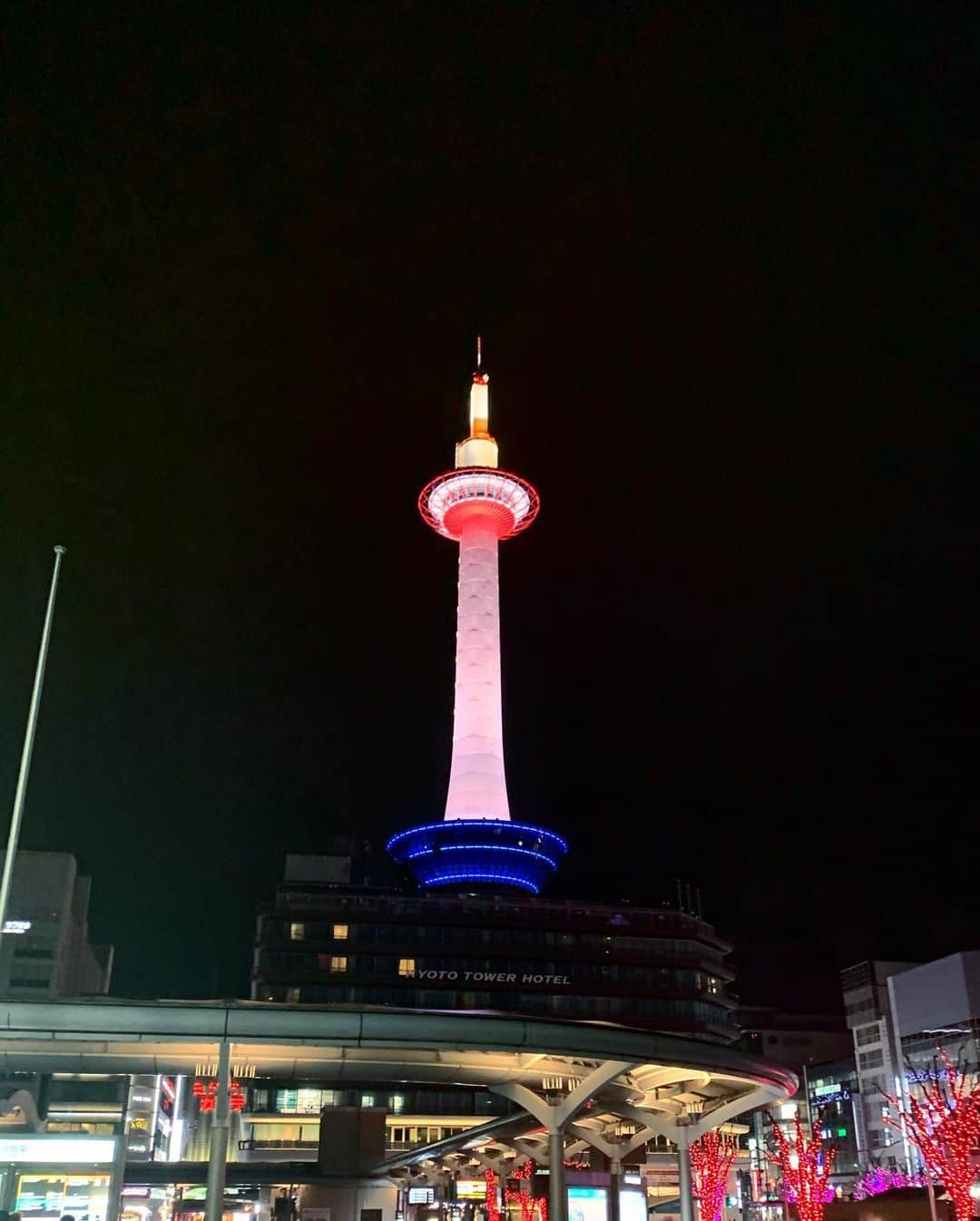 安田美沙子さんのインスタグラム写真 - (安田美沙子Instagram)「今日は、短い時間でしたが京都で撮影。刺激がいっぱいで楽しかった。地元での撮影は、なんだか不思議な気持ちになります✨ 雨だったけど。。。 お留守番してくれている息子たち、パパに感謝⭐️オムライス作って上機嫌な息子の写真を見て、こんな時間も大事なんだなとしみじみ。 チームワーク、楽しいね🤍 . . . #teamwork #shooting #thanks #papa #オムライス #kyoto #japanese #お土産は湯葉 #食べれるかな　#京都」3月21日 21時40分 - yasuda_misako