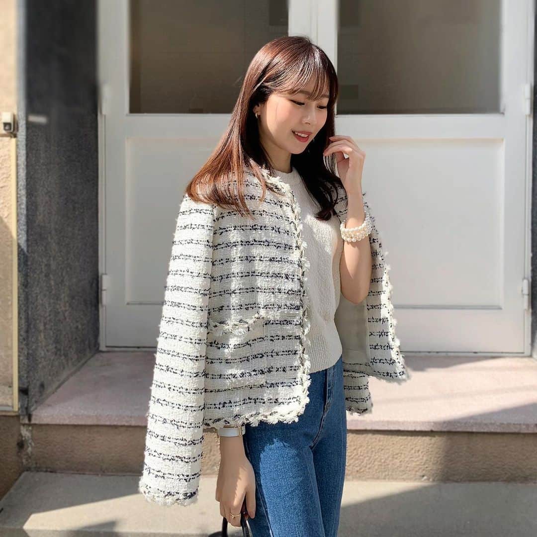 ハンナミのインスタグラム：「🌸 デニムと合わせても かわいい :-)   数量限定のツイードジャケットは 残りわずかとなってます 🏃🏻‍♀️  @eneu.official  予約販売は 本日23:59まで 🕰」