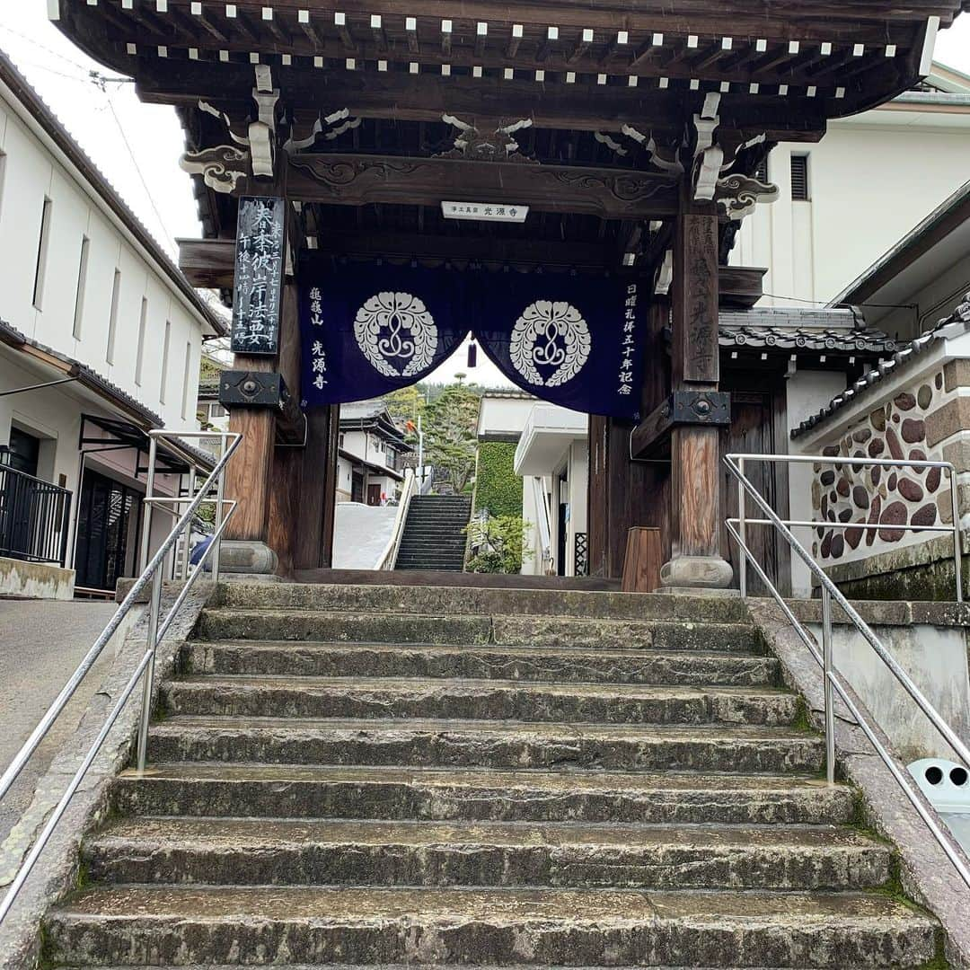 荒生暁子さんのインスタグラム写真 - (荒生暁子Instagram)「お彼岸の日 長崎のお寺 2箇所お参りへ  お経とお説法を聴くと 心に澄んだ風が通り抜けます  昼は伊良林の大きなお寺 光源寺 夜は時津の雰囲気のいいお寺 萬行寺  とてもいい習慣を頂きました ありがたく ご仏縁に感謝します #小中高の先輩 #彼岸参り #長崎のお寺 #長崎#長崎散歩 #仏教 #心は豊か#雨の長崎」3月21日 21時49分 - akikoarao0904