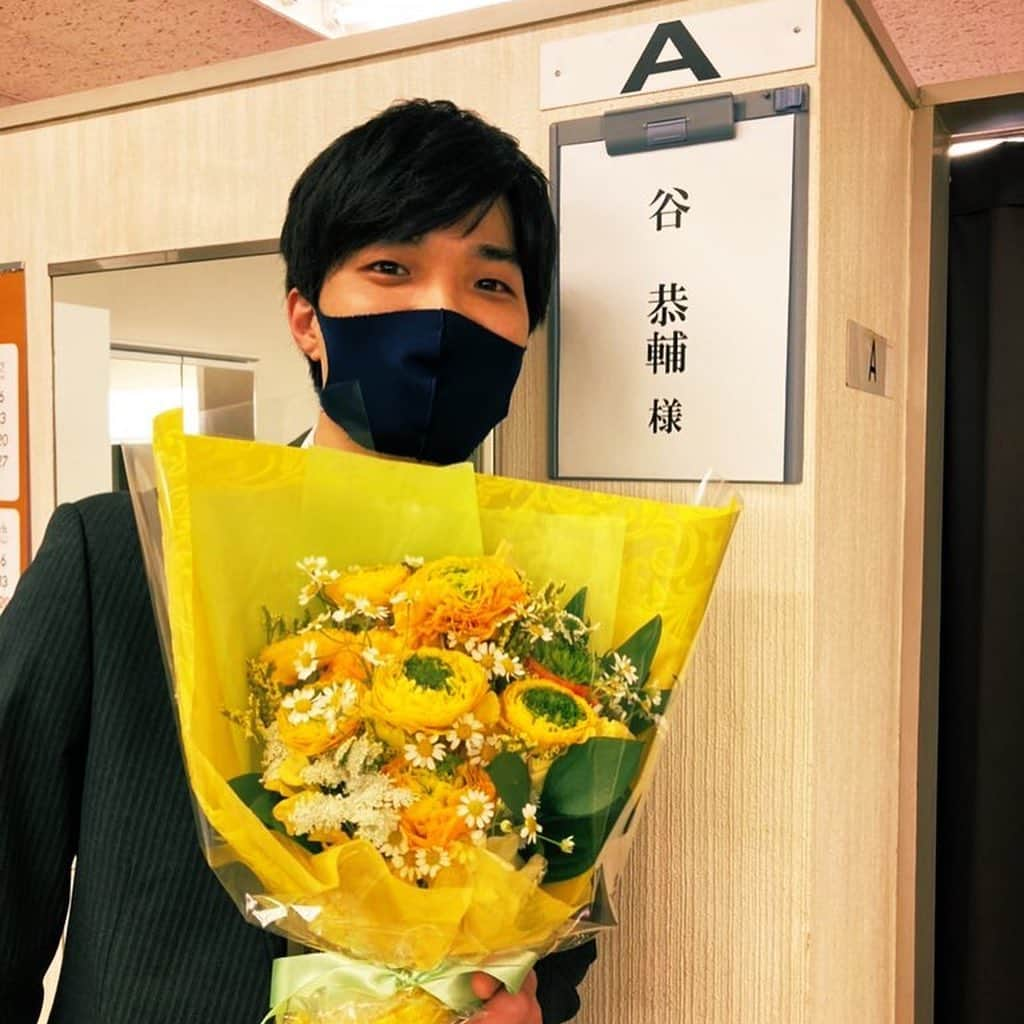 谷恭輔のインスタグラム：「最終回、  ご視聴頂き本当に本当に  ありがとうございました！！！  終わってしまった…  この作品に関われたこと、 素晴らしいキャスト、スタッフの皆様とお仕事出来たこと、 そして河原さんとバディを組めたこと  とてつもない幸せでした！！  寂しさ爆発！！！！  本当に本当にホントーに！ ありがとうございました！！！  また皆様とお会いできますように！！！  #天国と地獄 #TBS #オールアップにて #頂いたお花を愛でてます #台本の遊び心が素敵でしょ #幅健太郎でした」