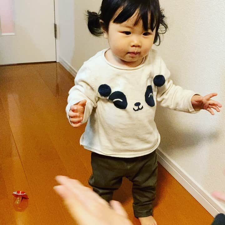 黒川忠文のインスタグラム：「「孫 大地に立つ」 この第一歩に感動🥲」