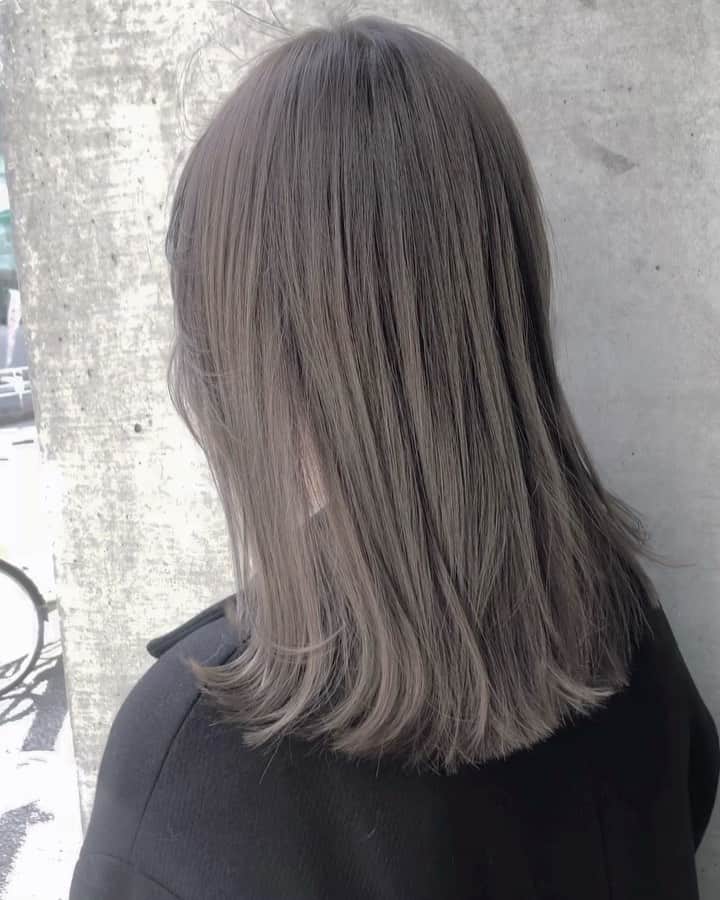 新倉真奈美のインスタグラム：「sheer gray🤍  落ち着いているけど 透明感のあるオトナっぽいcolor  #linkybyshima#haircolor#透明感カラー#ヘアカラー#ヘアカラーグレー」