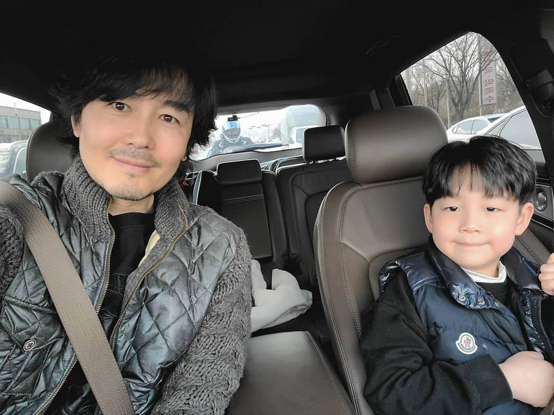 チョ・ヨヌのインスタグラム：「둘다 볼통통❤   사진이 통통하게 나온걸꺼야!!!!😤😕🥶  #부자 #붕어빵 #판박이  #bob #비오비」
