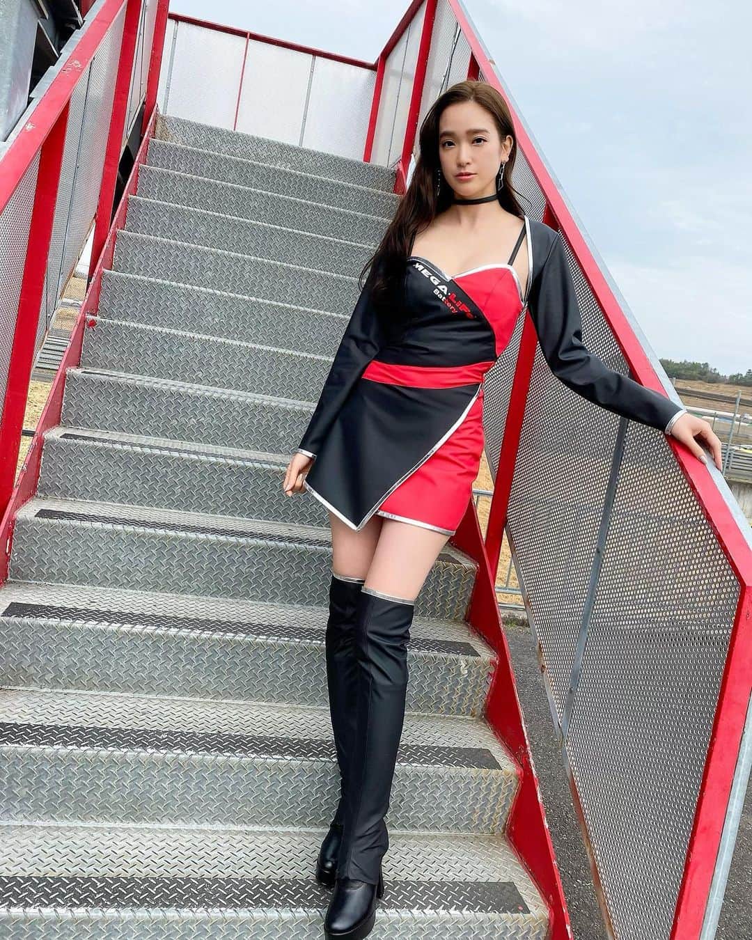 太田麻美のインスタグラム：「S耐 開幕戦決勝日 222号車 Honda Cars Tokaiの応援有り難うございました✨ MEGA･ LiFegirlsのコスチューム全身です❤️🖤  #racequeen #rq #supertaikyu #megalifebattery #megalife #megalifegirls #japanesegirl #girl #costume #スーパー耐久 #s耐 #レースクイーン #コスチューム #メガライフ #メガライフガールズ #サーキット」