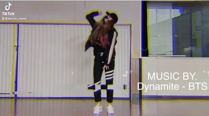 Dance MANAのインスタグラム：「コピーダンスと思いきや？4カウント後からはMANAオリジナル振り付けのダンスで踊ってみました💙🤍  #dynamite #challenge #dynamitechallenge #dancer #japanesedancer #fashion #kpop #hiphop #モノトーンコーデ 🤍🖤 #踊ってみた」