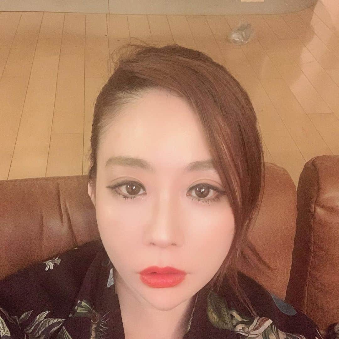 joujouのインスタグラム：「新しいlipを買いました！ RIPを見せたくて変な角度で撮ってますが…w 気になっていたHERMESの LIPです！ 「ルージュエルメスルージュアレーアルサティネ　52」 発色がすごい！ 3枚目のトムフォードの リップカラー09と似てますが…  これ自分用にも買ったけど、プレゼントにもピッタリ！！ Orangeのあのショッパーは、女性なら絶対上がるぅ🧡　 パキッとしたカラーが似合う方はオススメ！ @HERMES」