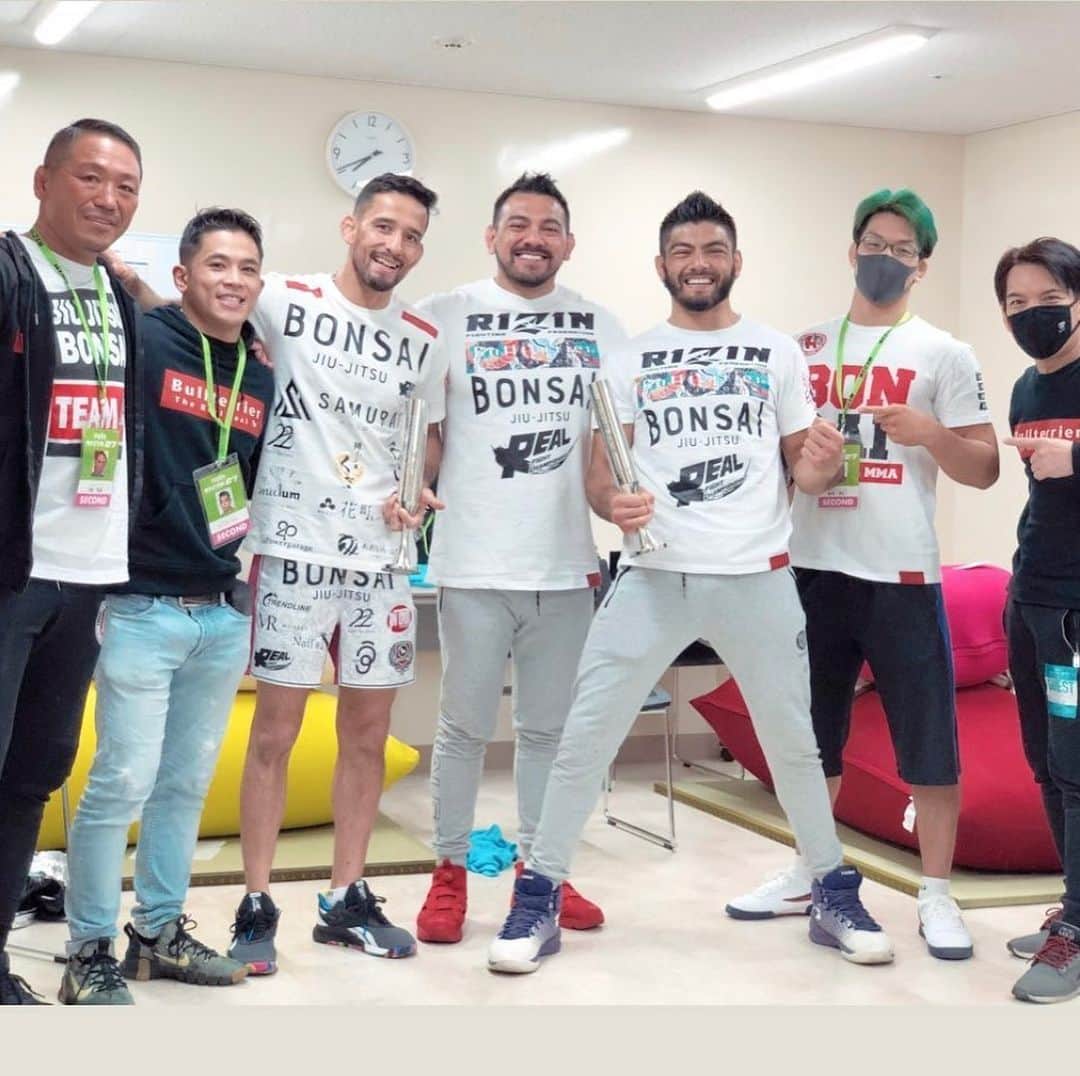 のインスタグラム：「Graças a Deus tudo certo mais finalizações pra firma hoje 2 triângulos digno do Papai🙏🏼 obrigado a todos pelo apoio @bullterrierjj @haleo_official @real.mma  @bellwood_gym 一晩の対戦相手, でもいつも友達 きょうありがとうございます　@tsuppy0918」
