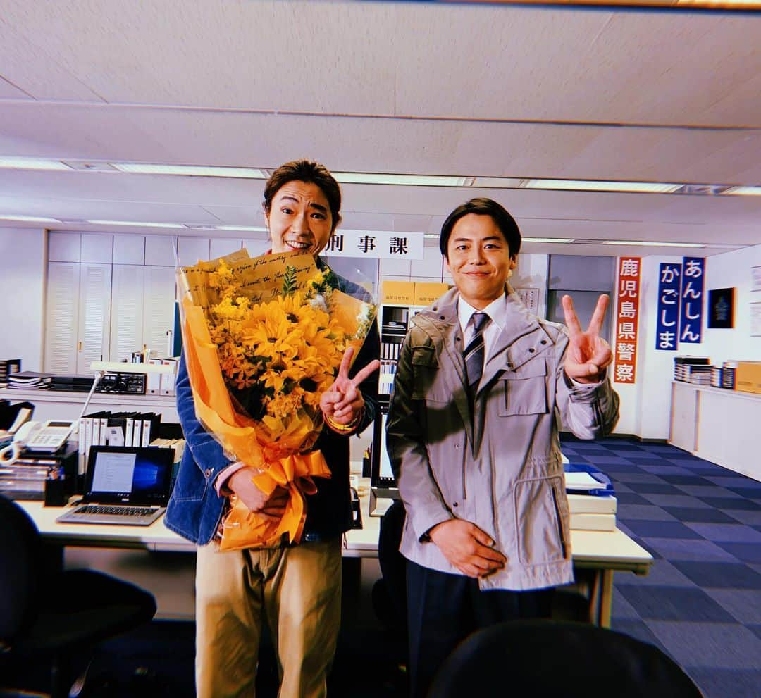 天国と地獄 ~サイコな2人~のインスタグラム：「ありがとうございました💐 彩子をずっと支えてくれた陸。 ほんっとうにイイ男です！  #刑事役の森岡龍さんと #天国と地獄のおもひでアルバム #天国と地獄 ~サイコな2人~ #綾瀬はるか #高橋一生 #柄本佑 #北村一輝」