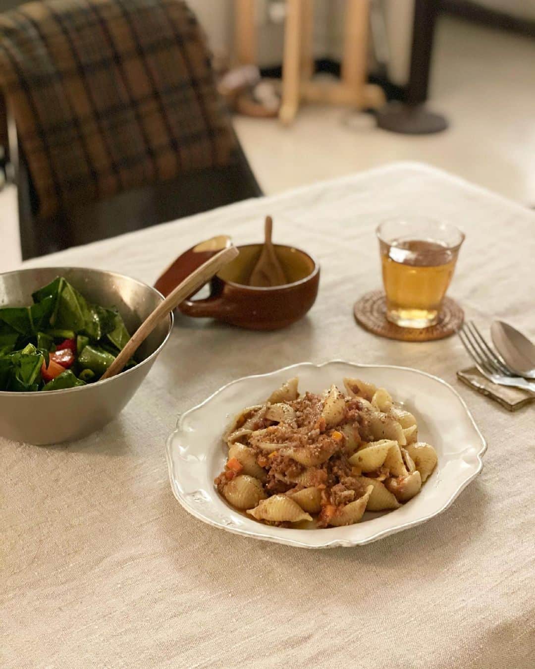 のインスタグラム：「大衆イタリアン  キャットチーネ オープン。  こちらのレストランは、メニューのすべてが〝シェフのきまぐれなんちゃら〟です。今宵は、貝の形のショートパスタ、コンキリエ・リガーテのミートソース。  自家製ミートソースが好きよ。自分で作るから、自分がいちばん好きな味に仕上げれられる。私のは、しっかり赤ワインを食材に吸わせてからトマトで煮込む方法。塩もほんの少ししか使わず、食材同士が旨みを引き出し合うまでじっくり煮込む。そうして出来たミートソースは、優しくて調和がとれていて、しみじみ美味しい。  & 苺とほうれん草のバルサミコサラダ。  まだまだいろいろ哀しい。 まだまだなにかと寂しい。  そんなすぐに消化できない。  ときどき答えのような光が、きらりと瞬くのを視界の端っこでとらえるくらい。この際、哀しみにとことん向き合ってみようと思う。とても価値ある哀しみだから。  ピガ兄は、今夜も静かに夕餉を付き合ってくれた。  #猫沢飯　#ねこしき　#ピガ兄」