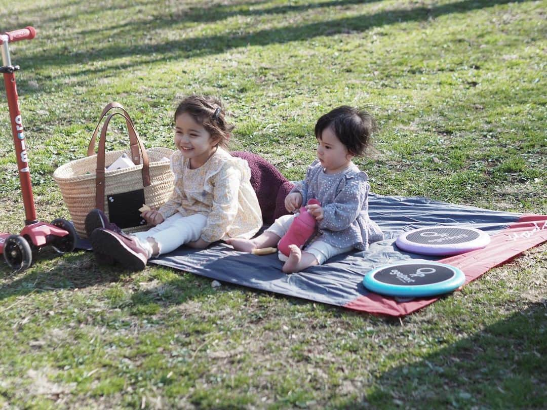 大橋菜央さんのインスタグラム写真 - (大橋菜央Instagram)「Picnic at Yoyogi park🌿﻿ ﻿ ﻿ 睡眠を大切にしたらますますの時差投稿🤪﻿ ﻿ お出かけ日和だった先週末﻿ キックボードの練習がてらおやつを持って代々木公園ピクニックへ🧺♡﻿ ﻿ Miaが枝拾いを始めたかと思えば﻿ Annが草むしりを始めたり﻿ わちゃわちゃ楽しい時間でした﻿ ﻿ この日前から気になっていた @cunaselect の超コンパクトレジャーシートMatadorをはじめて使ってみたら﻿ めちゃくちゃ便利すぎてもっと早く出会えていればと思うほど🥺﻿ ﻿ ✔︎手のひらサイズ▶︎▶︎▶︎﻿ ✔︎108g🥚🥚﻿ ✔︎なんと四隅にピックがついていてとばされない▶︎▶︎▶︎﻿ ✔︎収納袋一体でなくならない﻿ ✔︎家族みんなで座れる👨‍👩‍👧‍👧﻿ ﻿ 公園がお出かけ先になることが多いので﻿ エコバッグのようにとりあえずバッグに入れておくと重宝しそう✨ ﻿ ﻿ ﻿ ﻿ #3歳 #3歳1ヶ月 #37monthsold #3yearsold #たれ目#たれ眉 #miababyliving #生後9ヶ月 #9monthsold #おかっぱ赤ちゃん #5月28日生まれ #えくぼちゃん #ハーフベビー #令和ベビー #annbabyliving #cunaselect #赤ちゃんのいる生活 #赤ちゃんのいる暮らし #cunaselectlife #クーナセレクトライフ #クーナセレクト #naoliving_interior」3月22日 10時36分 - naoliving