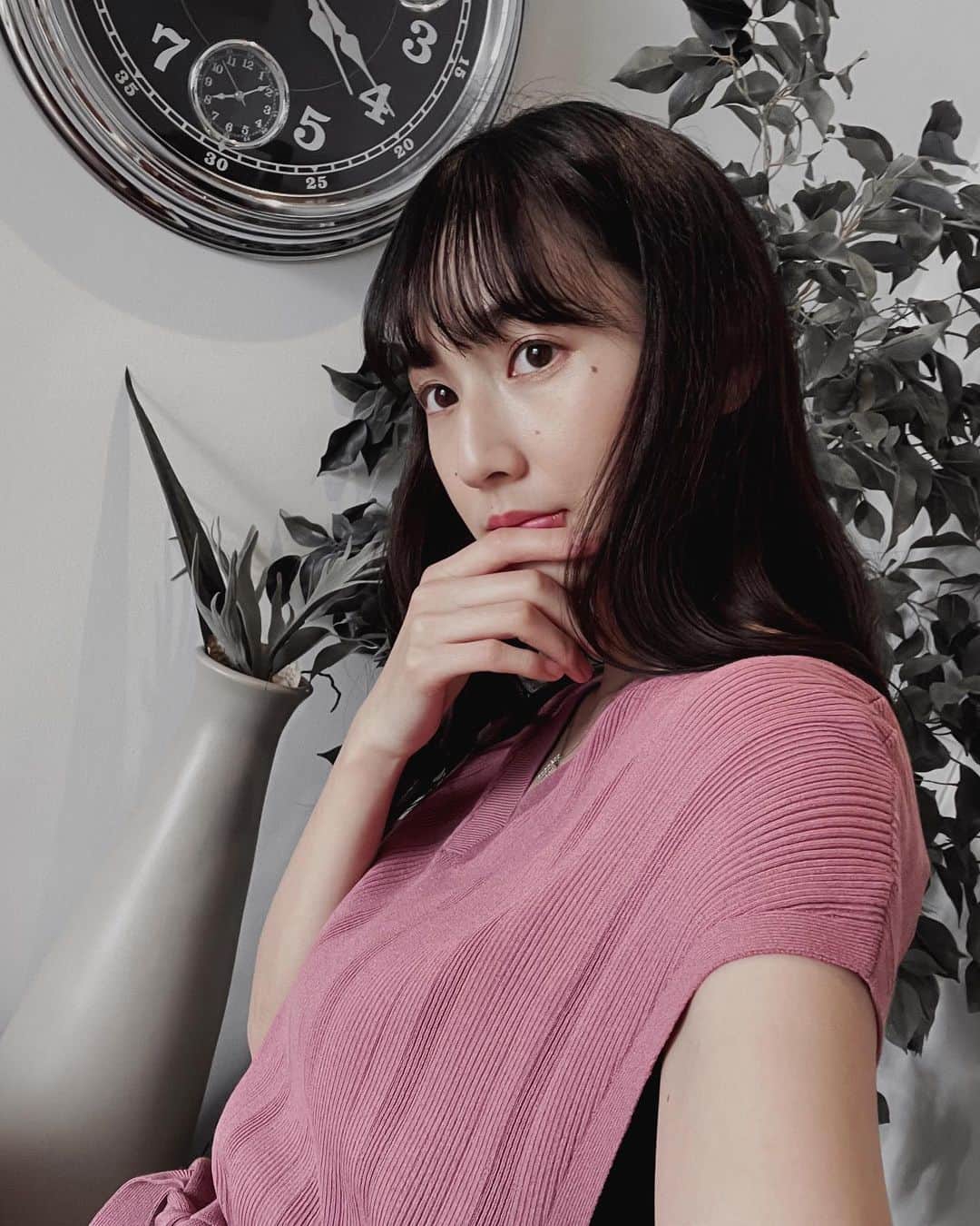 のインスタグラム：「みんな気が付いてないだろうけど、一応報告するね！ 髪切ったの☺️✂️  お馴染み美容室✨ @motonori_kurihara   #ヘアアレンジ #ワイドバング #japanesegirl」