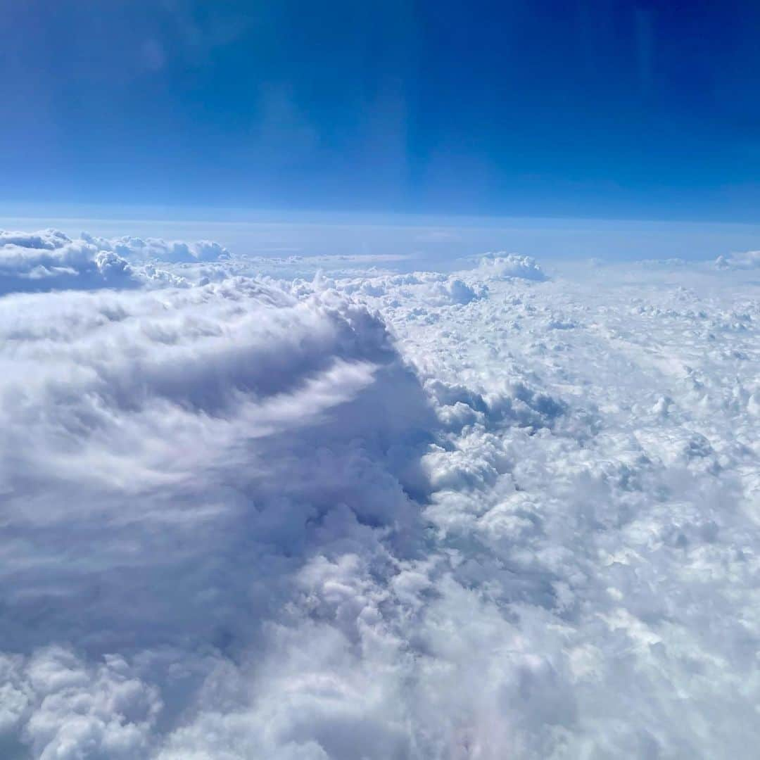 吉井明子さんのインスタグラム写真 - (吉井明子Instagram)「いつかの飛行機から見た空☁️  おはようございます☺︎ 今年度、最後の１週間です。  🌸今週の放送 ・12:45〜 NHK BS4K・BS1 「BSニュース4K」 ・17:50〜 BS1のみ 「BSニュース」内にて気象情報担当 となります😌✨ ※編成によって変更の場合があります。  この時間帯にお目にかかるのは、今週で最後になります。 来週からの新年度どうなるか…はもうすぐお知らせできると思います😊  年度末でお忙しい方も、ゆっくり過ごせる方も残りわずかな３月を駆け抜けましょう〜！  今週もよろしくお願い致します☺️  #お知らせです #飛行機からの空 #nhk #bsニュース4k #bsニュース #気象予報士 #気象キャスター #吉井明子」3月22日 9時16分 - akiko_yoshii_sunny_rain