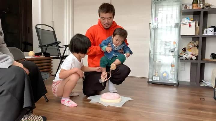 青木康平のインスタグラム：「昨日は咲橙の1歳の誕生日でした！ 元気に育ってくれて本当感謝です🙇‍♂️ めーひーも子育てを頑張ってくれてるし、音錬も咲橙のお世話を沢山してくれています👍👍👍 これからもスクスク育って欲しいです！ #いわいめでた#CD取った#mikoのCD#音楽家？笑」