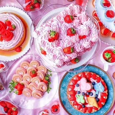 アリスのファンタジーレストランのインスタグラム：「映える店内で、なんでもない日のパーティーを♥️  ぬい撮りも出来ます☺️ とても人気ですよ♥️♥️ ﻿ アリスレストランは本日も以下の時間で営業しております♫﻿﻿ ﻿﻿ #池袋　#古城の国のアリス﻿﻿ ディナーのみ16:00-20:00﻿﻿ ﻿﻿ #新宿　#絵本の国のアリス﻿﻿ ランチ　11:30-14:00﻿﻿ ディナー16:00-20:00﻿﻿ ﻿﻿ 非日常的な可愛い空間でのお食事は如何でしょうか？﻿﻿ 大切な方との記念日誕生日などにご利用いただけるプランもございます♫﻿﻿ ﻿﻿ #アリス　#アリスレストラン  #アリスインワンダーランド ﻿﻿ #スイーツ　#スイーツビュッフェ　#爱丽丝  #aliceinwonderland  #池袋グルメ  #池袋カフェ  #池袋ランチ　#kawaii  #Sweet　#ワンダーランド﻿﻿ #新宿グルメ　﻿﻿ #スイーツ女子  #スイーツ好きな人と繋がりたい　#instalike #instagood #instapic #instafood #オフ会　#東京デート　#東京カフェ#カクテル #ぬい撮り」