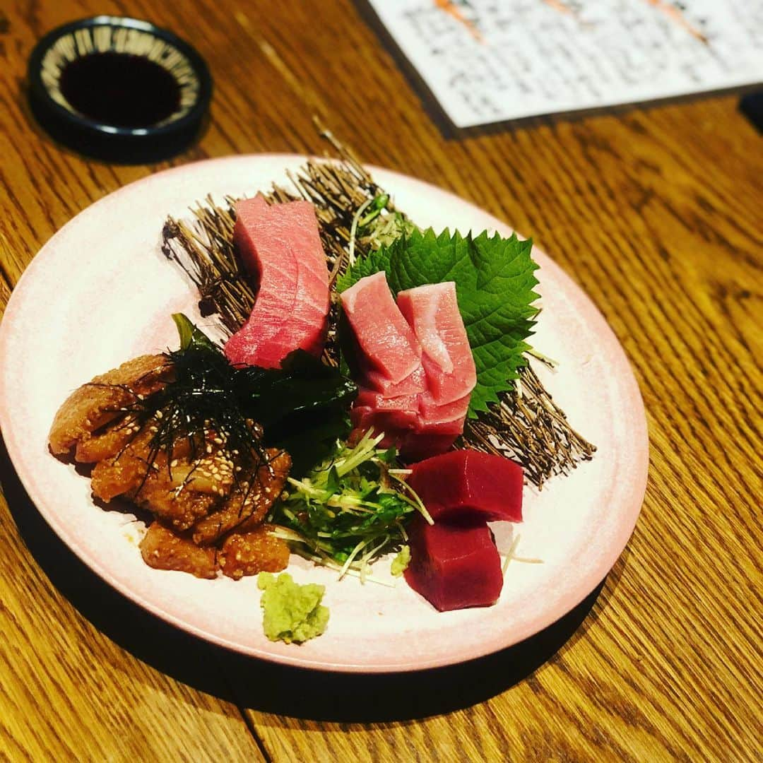 加藤慶祐さんのインスタグラム写真 - (加藤慶祐Instagram)「昨日の夜は、美味しいご飯食べに お酒も飲んで久々にのんびり過ごしました。 その分、今日から1週間ノンストップで働きます！ まずは新しいスタッフ候補の方たちと面接❗️ . #美味しい#美味しいご飯 #休日#博多#博多グルメ#博多料理 #刺身#刺身盛り合わせ#ごまさば #オシャレ #グルメ好きな人と繋がりたい #おいしいもの好きな人と繋がりたい #春#桜#花見 #グルメ#ディナー」3月22日 9時32分 - katokeisuke_official