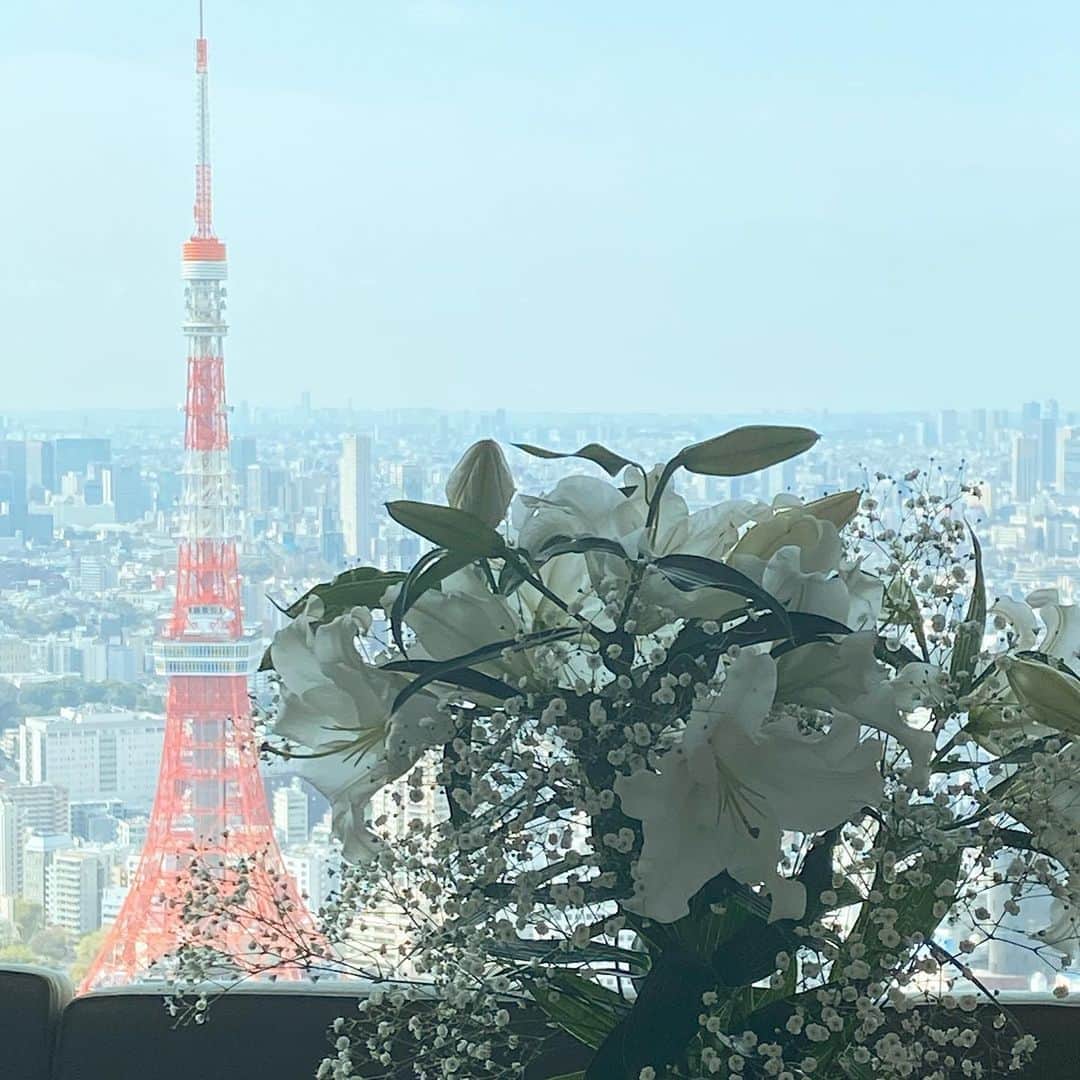 マキ・コニクソンさんのインスタグラム写真 - (マキ・コニクソンInstagram)「Good morning from Tokyo!! おはよう御座います！😊  太陽が出て来ましたー！☀️ やったぁ！🙌🏼🙌🏼  いま私のお部屋にたくさんお花を飾っています！その中でも一番のお気に入りは “カサブランカ”なの！ 南国のお花も大好きだけど”カサブランカ”は また別の魅力があるのだ！  まず”カサブランカ”って名前が華麗！ 品の良さ、香り、ゴージャスな風貌！ そして花言葉は 「高貴」「純粋」 全てにおいてパーフェクトなんです！👌🏼  東京タワー🗼x カサブランカ 一人でニンマリしています！☺️  今日も充実したお部屋タイムを 過ごします！😊👍🏼  口角上げて元気に 行ってらっしゃい！😄👋🏼  #エア東京タワー🗼  #カサブランカ大好き❤ #ゆりの王様 #華麗なる花 #自主隔離Day13 #自主隔離楽しんでまぁす😊」3月22日 10時09分 - makikonikson