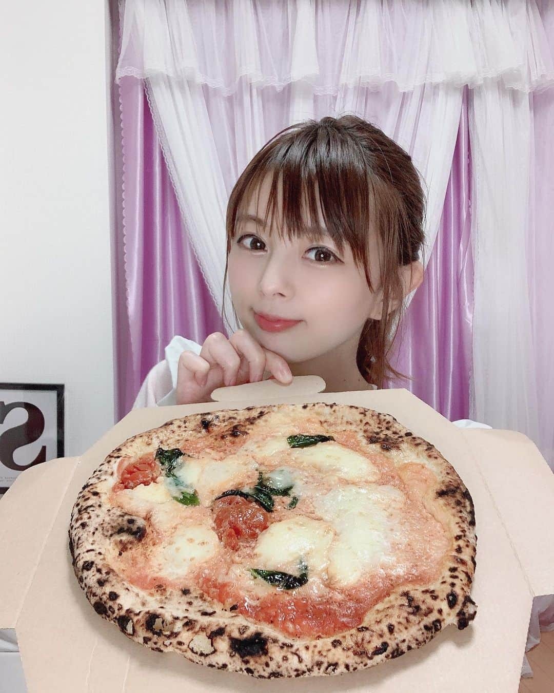 satomiさんのインスタグラム写真 - (satomiInstagram)「🍕（@pizz.eriamia)🍕 3つ星レストラン カンテサンス出身のシェフのピザ💕 ・ 冷凍なのにモチモチで耳まで美味しい マルゲリータ✨ 一枚一枚丁寧に薪釜で焼き上げてるての手の込んだピザ✨24cmなのでペロっと1人で食べました笑😎 ・ コロナ空けたら焼きたて食べに行きたいな✨ ・  #ピッツェリアミーア #pizzeriamia #弘前 #カンテサンス出身 #自家製チーズ #自家製モッツァレッラ #りんごの薪 #ピッツァマルゲリータ #窯焼きピッツァ #薪窯焼き #ピザ #ピッツァ #おうちピザ #チーズ好き #モッツアレラチーズ #冷凍ピッツァ #ピザスタグラム #お取り寄せグルメ #東北グルメ #ピザパーティー #ビールに合う #リラポ #pr  #さとみのグルメ記録 #ピザ好きな人と繋がりたい #青森グルメ #マルゲリータ」3月22日 10時25分 - saatoomii47