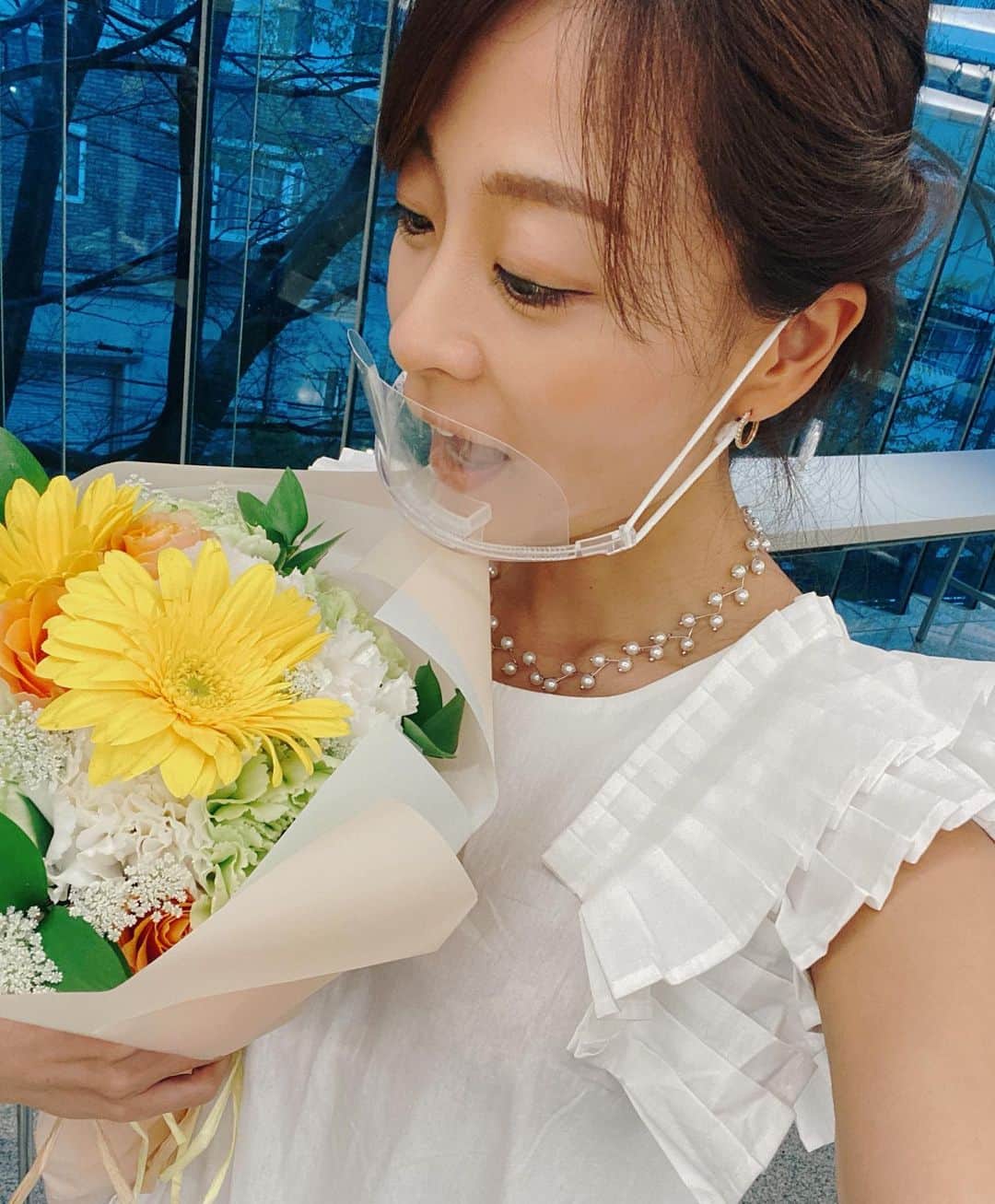 相川友希のインスタグラム：「お花好きなんだな💛 #ありがとう　#お花　#黄色組しか勝たん　#今日で50日　#321イベ　#白ワンピ　#春夏モノ　#ワンピース好き　#spicaglow #spicaglowstyle @spicaglow」