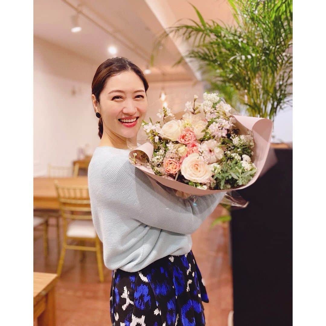 田澤友子のインスタグラム：「2021. 3. 18  今年も 無事に誕生日を迎えることが出来ました。 . たくさんの温かなお祝いのお気持ちに、 ありがとうでは足りませんが 心から感謝の気持ちでホカホカです✨ . この日を励みに、歳女🐄はますます マイペースに突き進みたいと思います🕊 . . #感謝を込めて  #ありがとうございました  #個別にまたお返事させて頂きます #誕生日 #birthday #flower #bouquet #田澤友子」