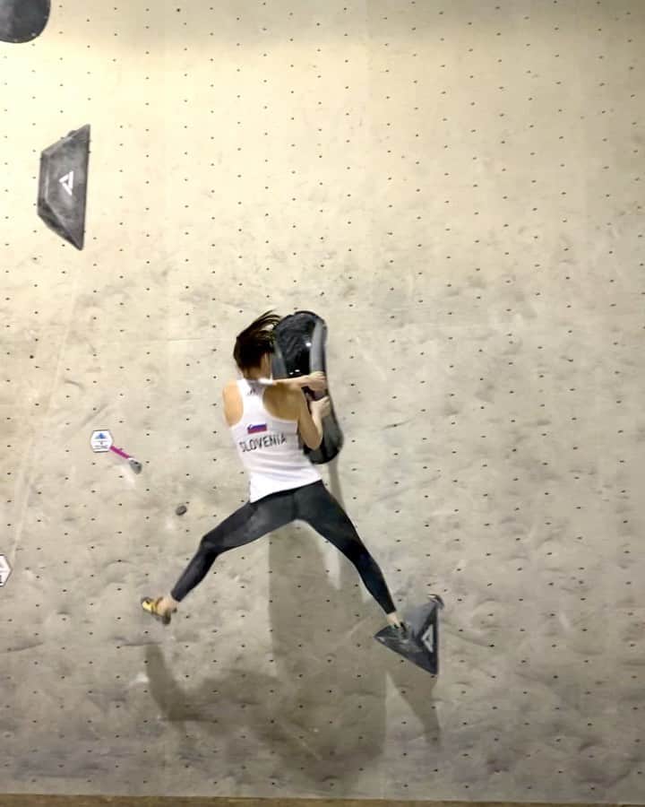 ユリア・クルーダーのインスタグラム：「Topped this one in 5-minute period and 1 try 😂  My favorite of today, just wishing I’d figured it out a little sooner 🤓 thanks to the route setters for a really cool round today 🙌🏻💪🏻 🎥: @janja_garnbret  @scarpaspa @sloveniaclimbing」
