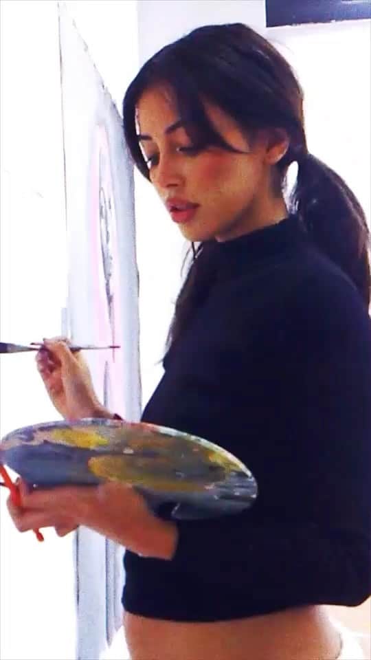 シンディ・キンバリーのインスタグラム：「hi!! been doing lots of this lately 🥰🥰 been really anxious for some reason but this has helped and actually feel like I’m getting better everyday 😢  Also thank u @adamkudeimati for making me look so interesting in this video hahaha」