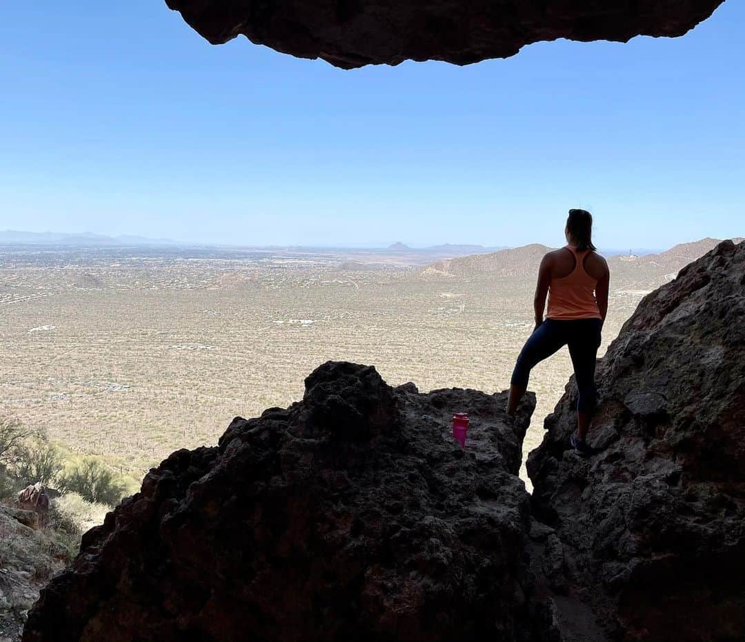 ジェニファー・クプチョのインスタグラム：「Quick hike before I head to Cali tomorrow for the next two events!」