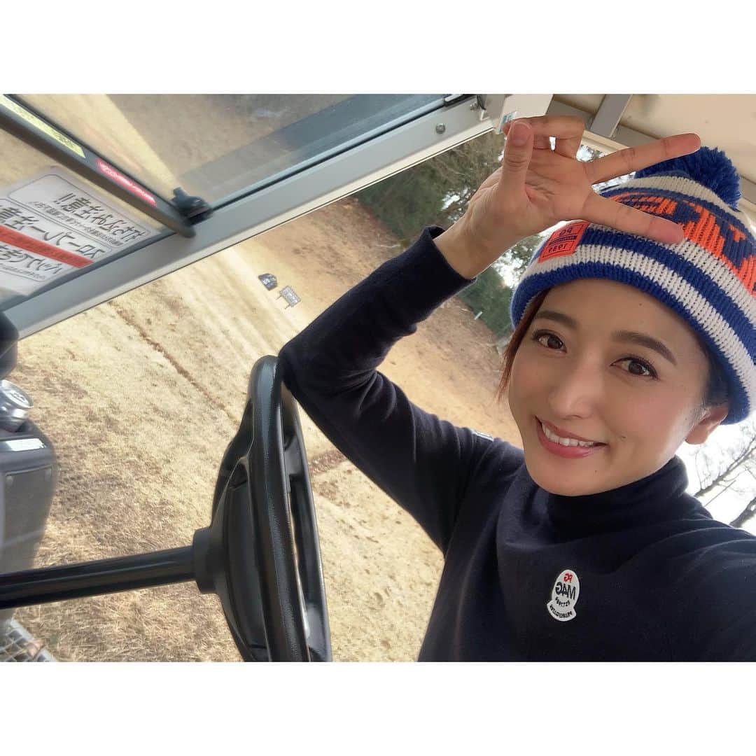 葛巻佳那のインスタグラム：「ハーフ自己ベスト47‼️ が出て嬉しかった日⛳️ でも前半56も叩いたから結果103🏌️‍♀️ そう簡単に100切りとは行きませんね〜🧏🏻‍♀️ ま、楽しかったからいいや〜🌈  #レッツエンジョイゴルフ  #練習頑張ろう　 #golf #ゴルフ女子」