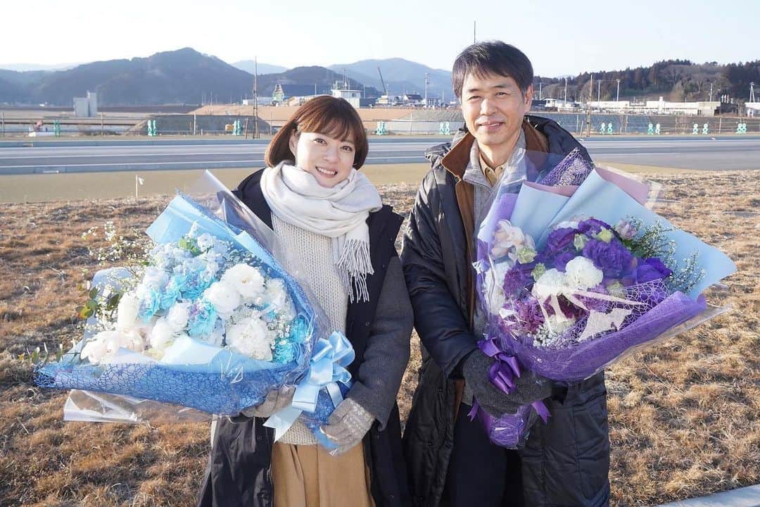 【公式】監察医 朝顔のインスタグラム：「祝🎊クランクアップ💐4️⃣﻿ ﻿ #上野樹里 さんと #時任三郎 さん、﻿ 思い入れの詰まった岩手県陸前高田の地でオールアップです🙌✨✨﻿ ﻿ 2年の間、父娘として歩んできたお二人、﻿ 本当にお疲れ様でした💐﻿ 作品のこと、スタッフのこと、そして被災地のこと、思いやりに溢れたコメントを現場で聞いて、スタッフもみんな涙でした……﻿ ﻿ 今夜の最終回をお楽しみに❗️﻿ ﻿ #監察医朝顔 #朝顔﻿ #最終回今夜9時﻿ #30分拡大﻿ #上野樹里﻿ #時任三郎﻿ #風間俊介﻿ #山口智子﻿ #フジテレビ」