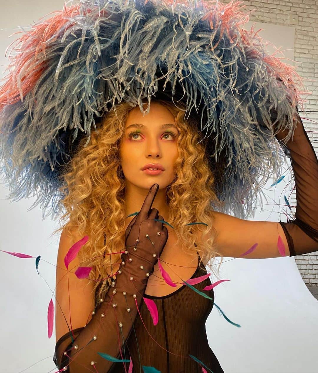 マディー・ジーグラーのインスタグラム：「bury me in this hat」
