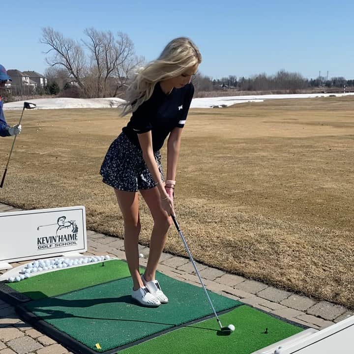 Elise Lobbのインスタグラム：「Rather spend your time at the range or go play 18?! 🧐🤪⛳️ (and yes that is snow in background.. melting away 🥳👏🏼)   Also, loving this new PXG top from the SS21 collection! 🤍🖤  #golf #snow #clubtwirl #golfswing #pxg #PXGtroops #pxgapparel」