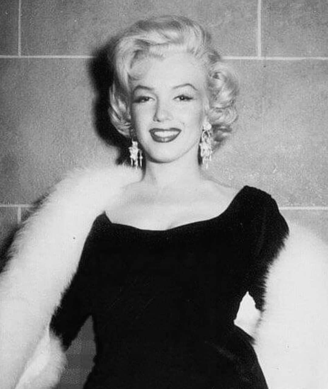 マリリン・モンローさんのインスタグラム写真 - (マリリン・モンローInstagram)「Marilyn going to an event in 1953 where she was elected “Miss Press Club.” The first time she was elected the title was 1948. Such a radiant beauty she was.....❤️」3月22日 7時09分 - welovemarilyn