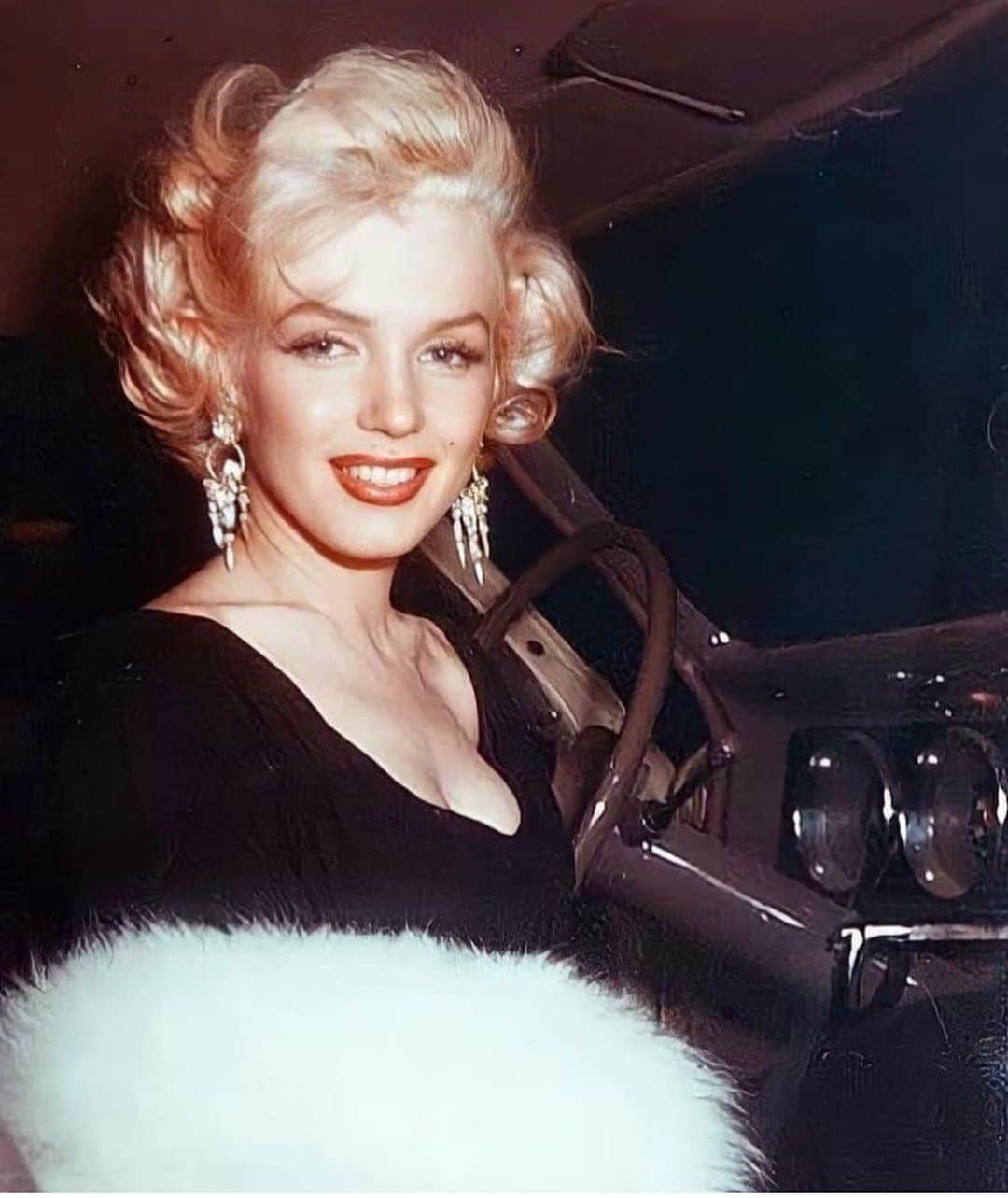 マリリン・モンローのインスタグラム：「Marilyn going to an event in 1953 where she was elected “Miss Press Club.” The first time she was elected the title was 1948. Such a radiant beauty she was.....❤️」