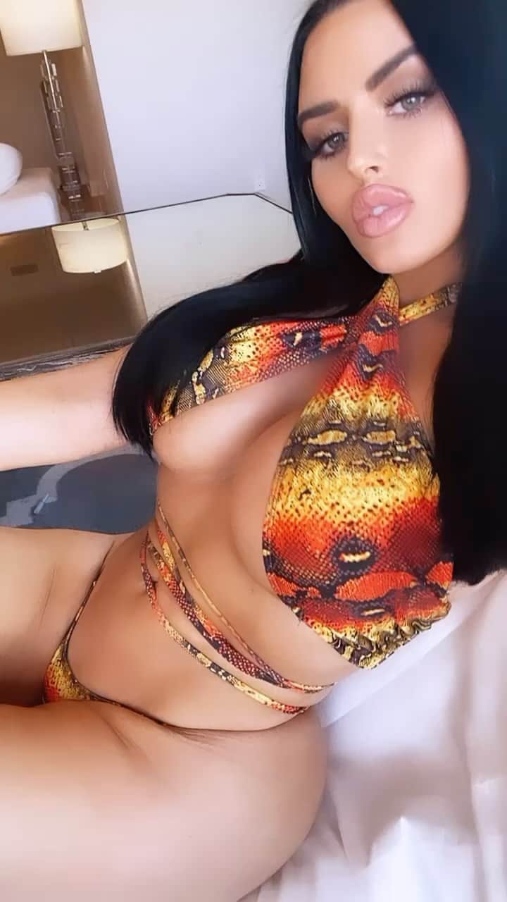 アビゲイル・ラッチフォードのインスタグラム：「Sunday swaggggg ; ) 🔥 Comment the number from 1-100 im thinking for a followback on here! 🔥🔥🔥 Announcing yesterdays winner tonight 🎉🥳」