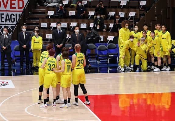 岡本彩也花のインスタグラム：「今シーズンも沢山の応援ありがとうございました！ . 今年はほんとに色々大変で凄く個人的に苦しかったですが、 怪我して出れなくても全力で 一緒に戦ってくれる仲間、 痛くてもコートの上で最後まで頑張ってくれた仲間に本当に感謝しています。 . そして沢山のDMや連絡ありがとうございました！ 全部読ませていただきました🙇‍♀️」