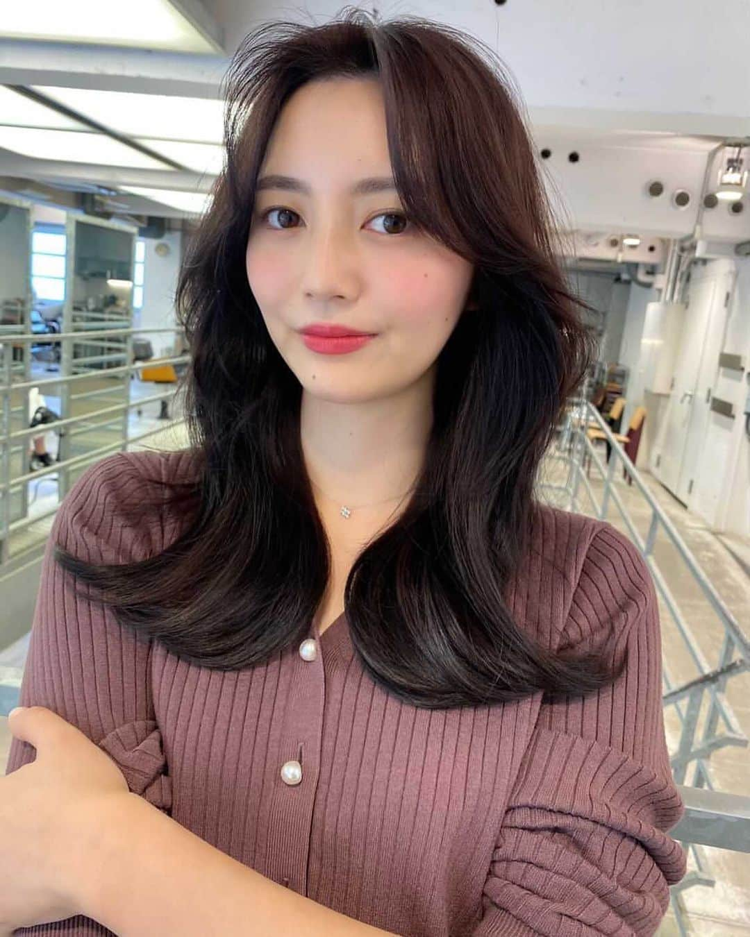 藤原美歩のインスタグラム：「入社するから髪色暗くました〜🌟﻿ ﻿ 会社ってどこまでの髪色許されるんだろう未知数だ💦﻿ ﻿ 入社するまでにもっといろんな髪色しとけばよかったなってちょっとだけど後悔中😭﻿ ﻿ ﻿ ﻿ ﻿ ﻿ ﻿ ﻿ ﻿ ﻿ ﻿ ﻿ ﻿ ﻿ ﻿ ﻿ ﻿ ﻿ ﻿ ﻿ ﻿ ﻿ ﻿ #サロンモデル #サロン撮影 #サロンスタイル #サロモ #作品撮り #前髪カット #前髪アレンジ #前髪アレンジ #前髪アレンジ #撮影モデル #ヘアアレンジ #撮影データ #表参道美容室 #スタイリング動画 #スタイリング #ミスコン #美容好きな人と繋がりたい #美容好きと繋がりたい #フォギーベージュ #暗髪カラー #アッシュベージュ #ベージュカラー」