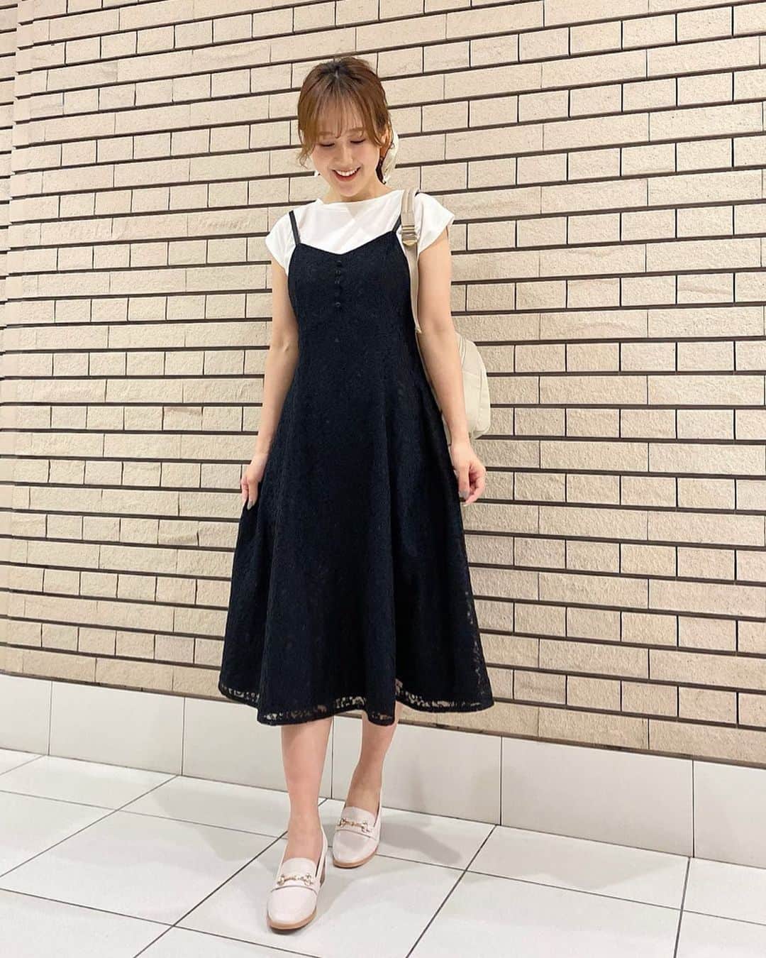 のインスタグラム：「【👗NEW ITEM👜💕】 WEBの先行予約で大人気❣️だった セットアイテムがついに店頭に入荷🥳✨  真夏まで活躍する レースワンピースとTシャツのセット😍🎶  インナーを変えて着ることもできるので 3シーズンを通して様々なシーンで着回せます❤️ ウエスト部分が程良く絞られたシルエットは 自然にスタイルアップが叶う1枚😆✨ どの色も迷ってしまう 3色展開です‼️😉👗  👉31filles なっちゃん（158cm/ @31.natchan） の着こなしをCHECK❣️ ———————————————————— ✔︎インナーセットレースキャミワンピース￥13,200 #31sdm品番071264 カラー(ブラック/オフホワイト/ライトグレー) サイズ（36/38） ———————————————————— ⚠️価格は税込みとなります⚠️  入荷予定日や在庫は、店舗により異なります。また、予告なく入荷日が変更となる場合がございますのでご了承ください🙇‍♀ 店舗では、入荷連絡も承っておりますので スタッフまでお声掛けください💁‍♀️💕 #31Sonsdemode #31sdm #31sdm_outfit #31 #fashion #coordinate #spring #feminine #new #onepiece #dress #lace #camionepiece #lace #set #トランテアンソンドゥモード #トランテアン  #コーディネート #フェミニン #新作 #春 #映え #ワンピース #ドレス #着回し #レースワンピース #Tシャツ #セット #キャミワンピース #店頭入荷 ❤️」