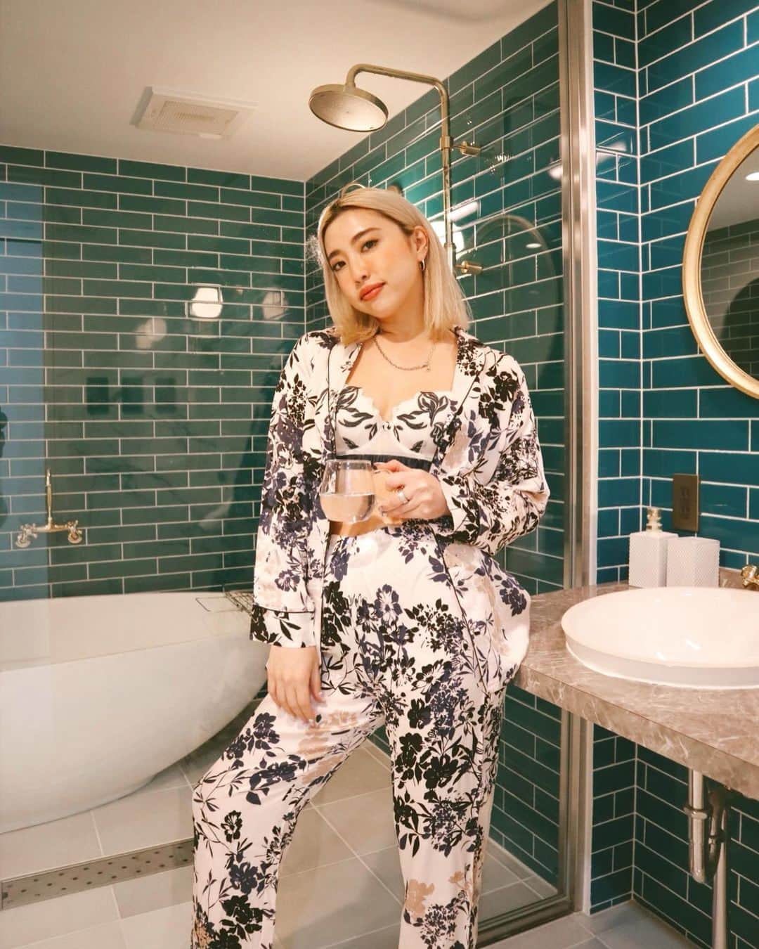 植野有砂のインスタグラム：「Feeling cute & comfy in @intimissimi Delicate Blossom collection 💙🤍大好きなランジェリー&パジャマブランドのintimissimi✨新しいコレクションDelicate Blossomはおうち時間がワクワクするような大人可愛いデザイン🥰 生地も気持ちいいし、私服でシャツとして使えそう✨パジャマがかわいいとテンション上がるよね😘下着とパジャマのセットなんて、初めてしたかも！笑 女度上がった気分💃🏼 #intimissimi #italianlingerie #intimissimigirls #インティミッシミ」