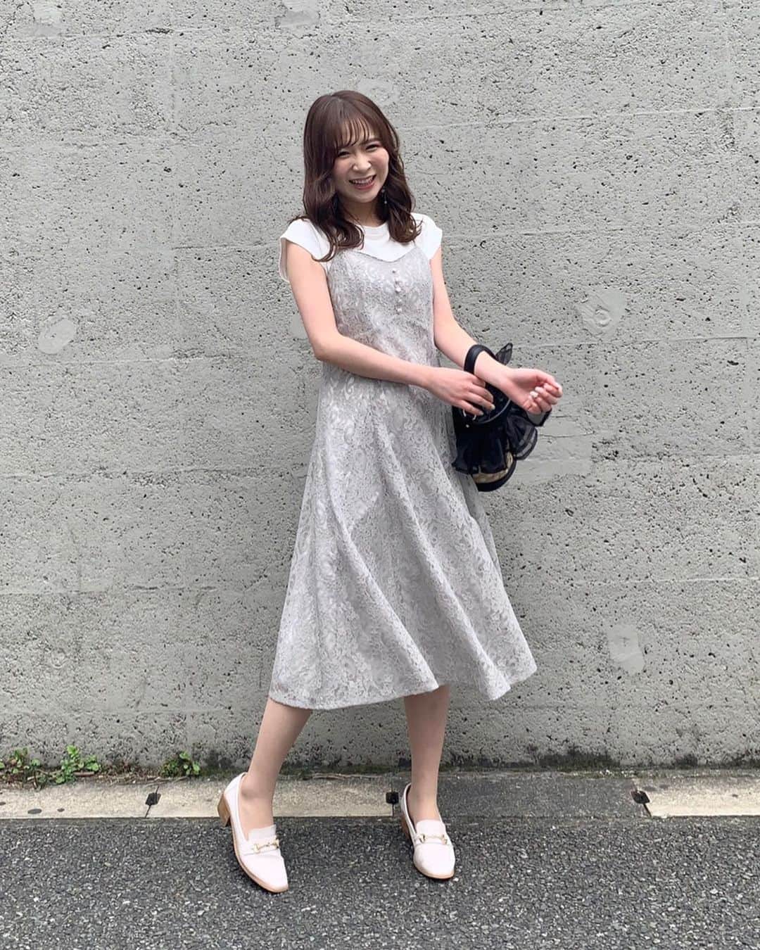 のインスタグラム：「【👗NEW ITEM👜💕】 WEBの先行予約で大人気❣️だった セットアイテムがついに店頭に入荷🥳✨  真夏まで活躍する レースワンピースとTシャツのセット😍🎶  インナーを変えて着ることもできるので 3シーズンを通して様々なシーンで着回せます❤️ ウエスト部分が程良く絞られたシルエットは 自然にスタイルアップが叶う1枚😆✨ どの色も迷ってしまう 3色展開です‼️😉👗  👉31filles ゆりゆり（162cm/@31_yuriyuri） の着こなしをCHECK❣️ ———————————————————— ✔︎インナーセットレースキャミワンピース￥13,200 #31sdm品番071264 カラー(ライトグレー/ブラック/オフホワイト) サイズ（36/38） ———————————————————— ⚠️価格は税込みとなります⚠️  入荷予定日や在庫は、店舗により異なります。また、予告なく入荷日が変更となる場合がございますのでご了承ください🙇‍♀ 店舗では、入荷連絡も承っておりますので スタッフまでお声掛けください💁‍♀️💕 #31Sonsdemode #31sdm #31sdm_outfit #31 #fashion #coordinate #spring #feminine #new #onepiece #dress #lace #camionepiece #lace #set #トランテアンソンドゥモード #トランテアン  #コーディネート #フェミニン #新作 #春 #映え #ワンピース #ドレス #着回し #レースワンピース #Tシャツ #セット #キャミワンピース #店頭入荷 ❤️」