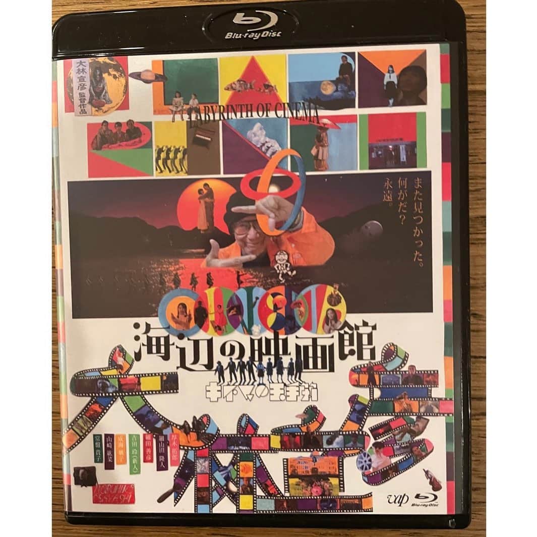 のインスタグラム：「大林監督の「海辺の映画館 　　　　　　キネマの玉手箱」が届いて、改めてBlu Ray でじっくりと見た。0号くらいの試写で見た時よりさらに深くまとまって、監督が言いたかった色々な事がさらに分かりやすく編集されている。まいった、圧倒されて、鳥肌が立った。 監督、すごい映画を創りましたね。やはり凄い監督です。」
