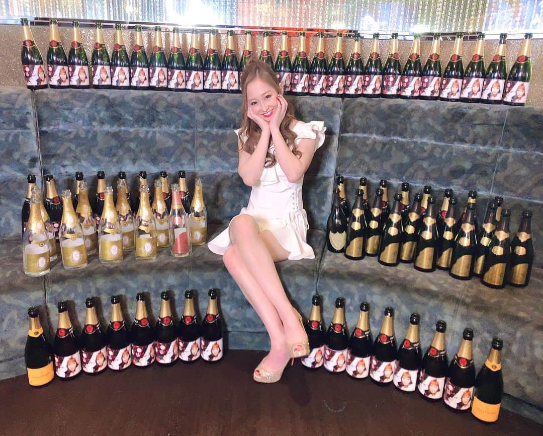 れなのインスタグラム：「今更ながらにクール中のシャンパン達とパシャリしました🍾❤️ . みんな3枚目は誰が1番イケメンやと思う？？😏 . . #birthday#バースデー#バースデーイベント #錦#錦3#名古屋#GLAMOROUS#グラマラス#ヘアセット#キャバクラ#キャバ嬢#ホステス#水商売#夜職#ドレス#お酒#シャンパン#champagne#fashion#coordinate#ootd#星乃れな」