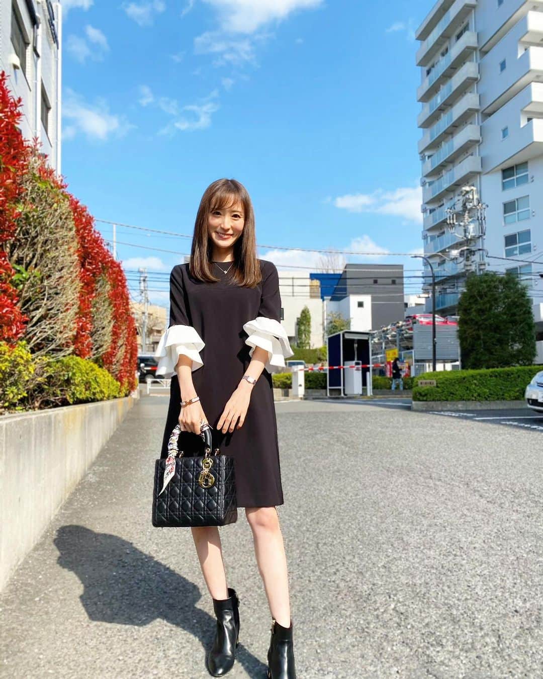 小林真由のインスタグラム：「歯医者さんの後、麻酔が切れず無理やり笑ってる私です😬﻿ ﻿ ﻿ この春1番のお気に入りワンピース。﻿ 毎日着たいくらい可愛い...♡﻿ 袖のフリルもラインもすごく美しくてとにかく可愛い♡(何回も言っちゃう。)﻿ オールシーズン着たいと思います🤍﻿ one-piece: #mmaglielecassetto﻿ @m_maglie_le_cassetto_official  boots: #louisvuitton﻿ bag: #dior﻿ ﻿ ﻿ ﻿  #ワンピース #ファッション #コーデ #春服﻿  #ママコーデ #女の子ママ #男の子ママ #ママライフ #コーディネート #2歳 #生後7ヶ月 #ベビー #二人育児 #ルイヴィトン #ディオール　﻿」