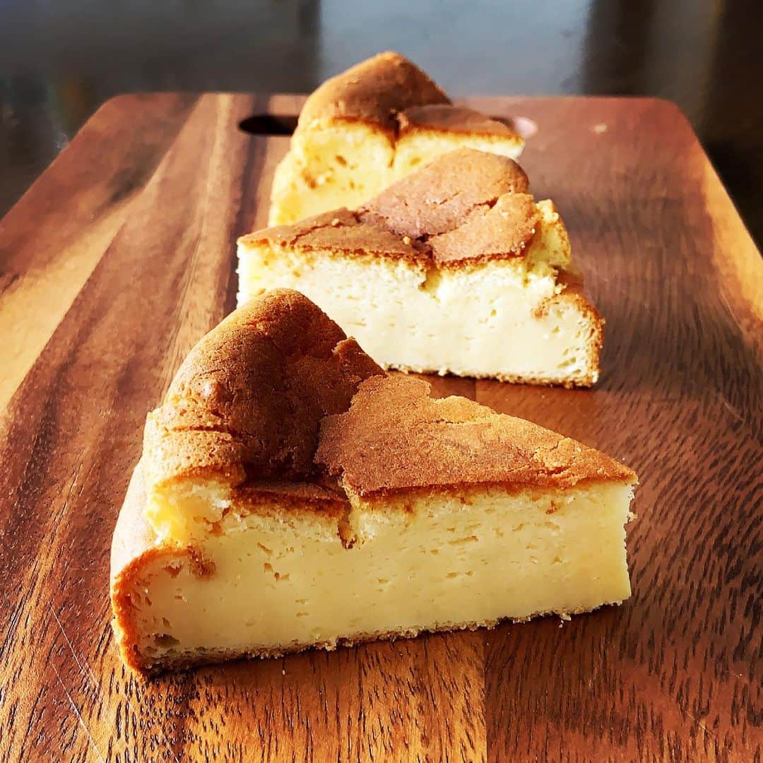 志摩有子さんのインスタグラム写真 - (志摩有子Instagram)「おめざにチーズケーキ。一日置いたらしっとり。  #スフレチーズケーキ #ベイクドチーズケーキ #おめざ」3月22日 10時52分 - ariko418