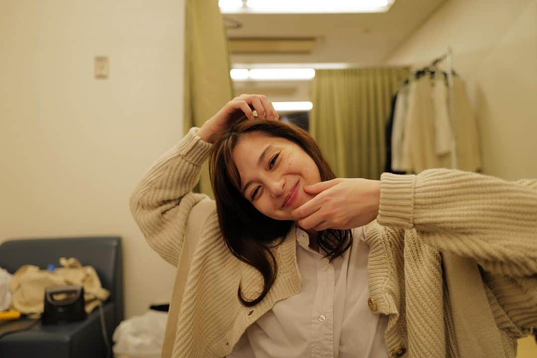 飯豊まりえのインスタグラム：「座長もだけどヒロインも チャーミングすぎて困る、🥺♡♡♡」