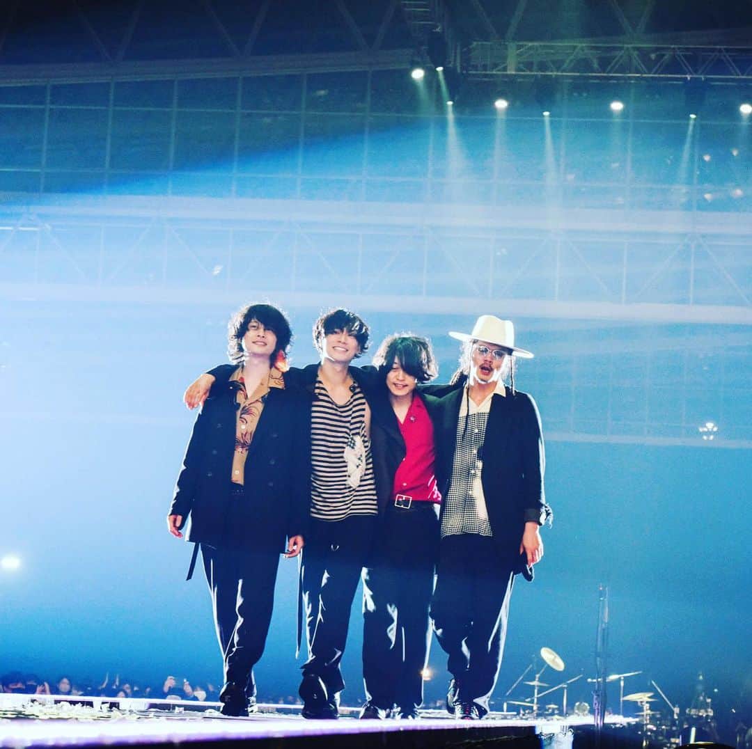 磯部寛之のインスタグラム：「Unexplainable. Sato, I cannot thank you enough for a priceless decade you have dedicated yourself for the band. So much love to all the times we spent together as band mates, and all the dreams we shared as [Alexandros]. Lets keep rockin! Hiro 説明不可。サトヤスが自身をバンドに捧げてくれたこの宝の様な10年間に、感謝してもしきれません。同じバンドの仲間として過ごした時間や同じ夢や目標を追いかけた事が、とても愛おしく感じられます。これからもお互いロックな人生歩みたいと思います。ひろ #alexandros #幕張 #2日目 #ありがとう #庄村聡泰 #勇退 #人生 #色々 #これからこれから」