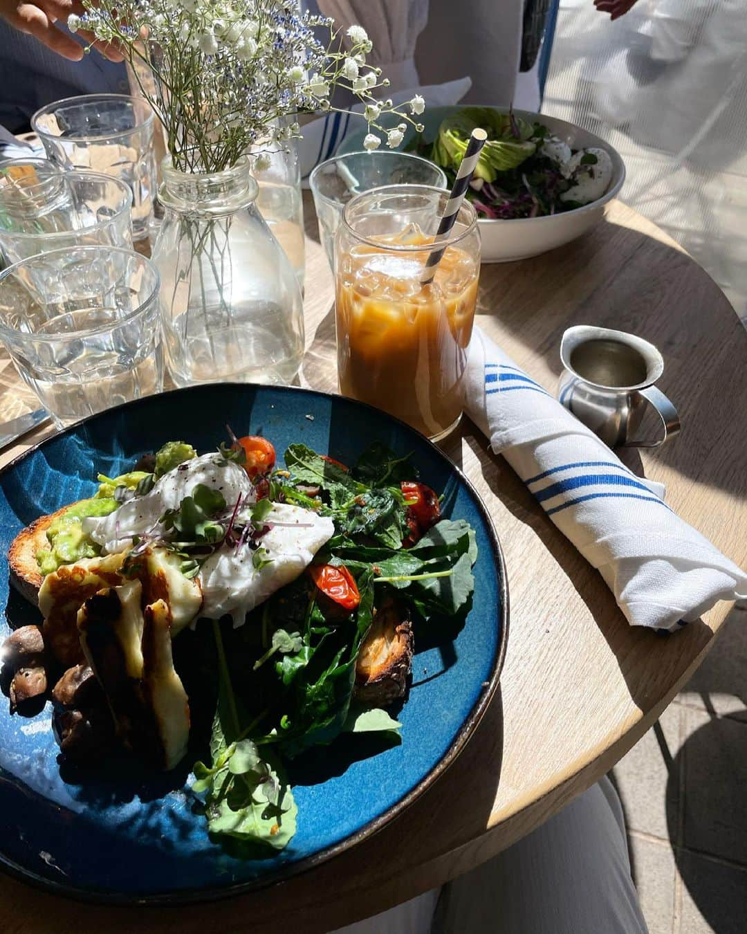 金原杏奈のインスタグラム：「Avocado smash on toasted multigrain with two poached eggs, halloumi, baked mushrooms, roasted tomatoes and baby kale 💚💚💚 ・ ニューヨークのレストランもキャパシティが 50%に増えて気温もあったかくなってきたので 少しずつ外食するようになってきた。 オーストラリアンカフェの @bluestonelane  ボリューム、値段、味、すべて良し👍🏻 ・ 久しぶりの店内に、お店の雰囲気やこだわりの 料理の見せ方などレストランならではの楽しみを 久々に体験して楽しかった♡」